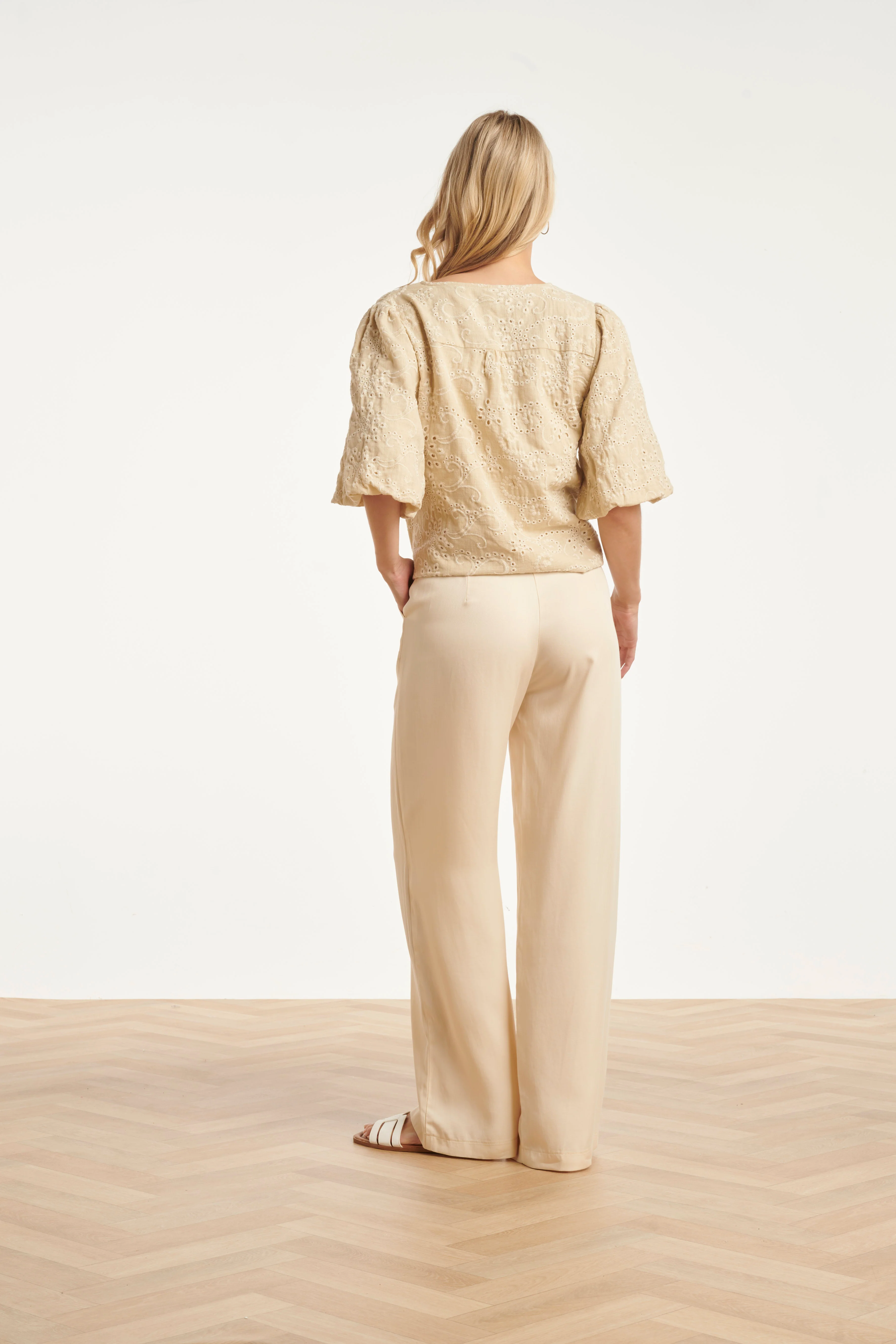 Beige Broderie Top Met Knoopsluiting | Sand - Image 11
