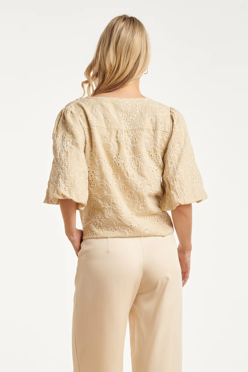 Beige Broderie Top Met Knoopsluiting | Sand - Image 12