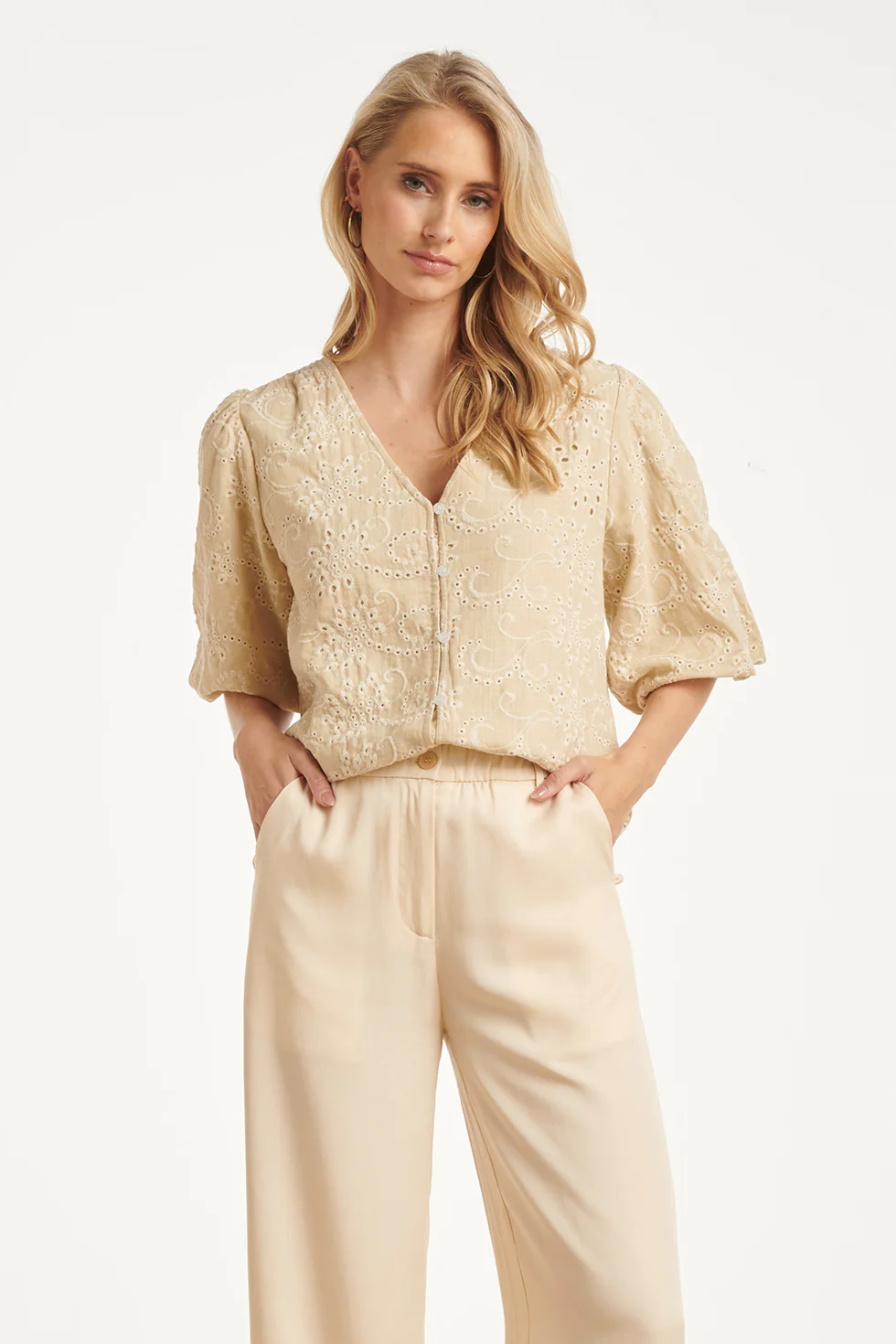 Beige Broderie Top Met Knoopsluiting | Sand - Image 2