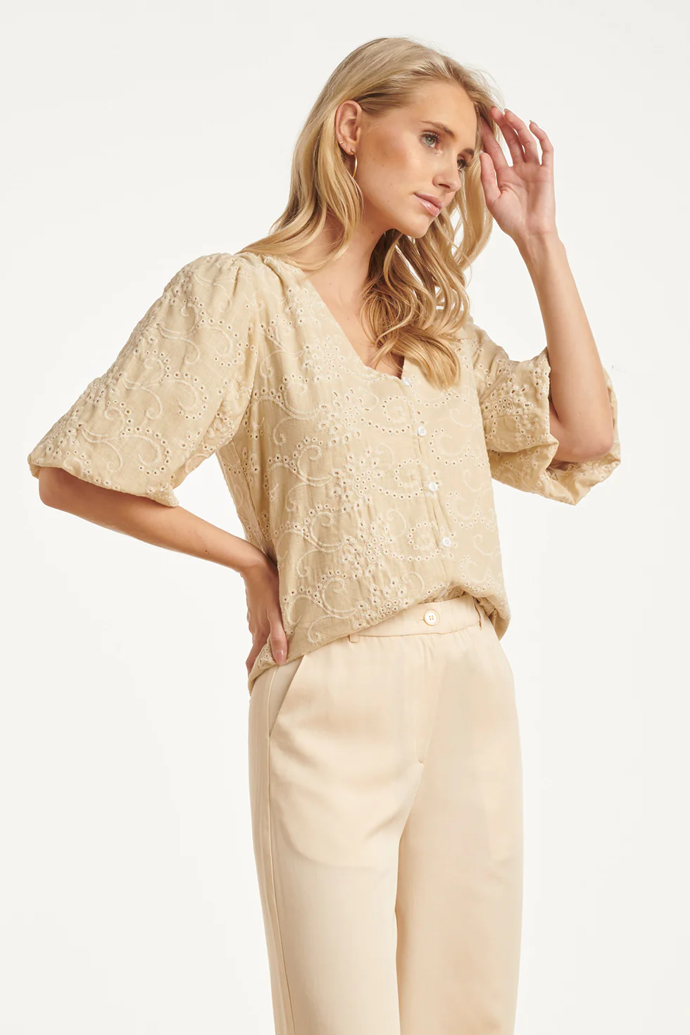 Beige Broderie Top Met Knoopsluiting | Sand - Image 8