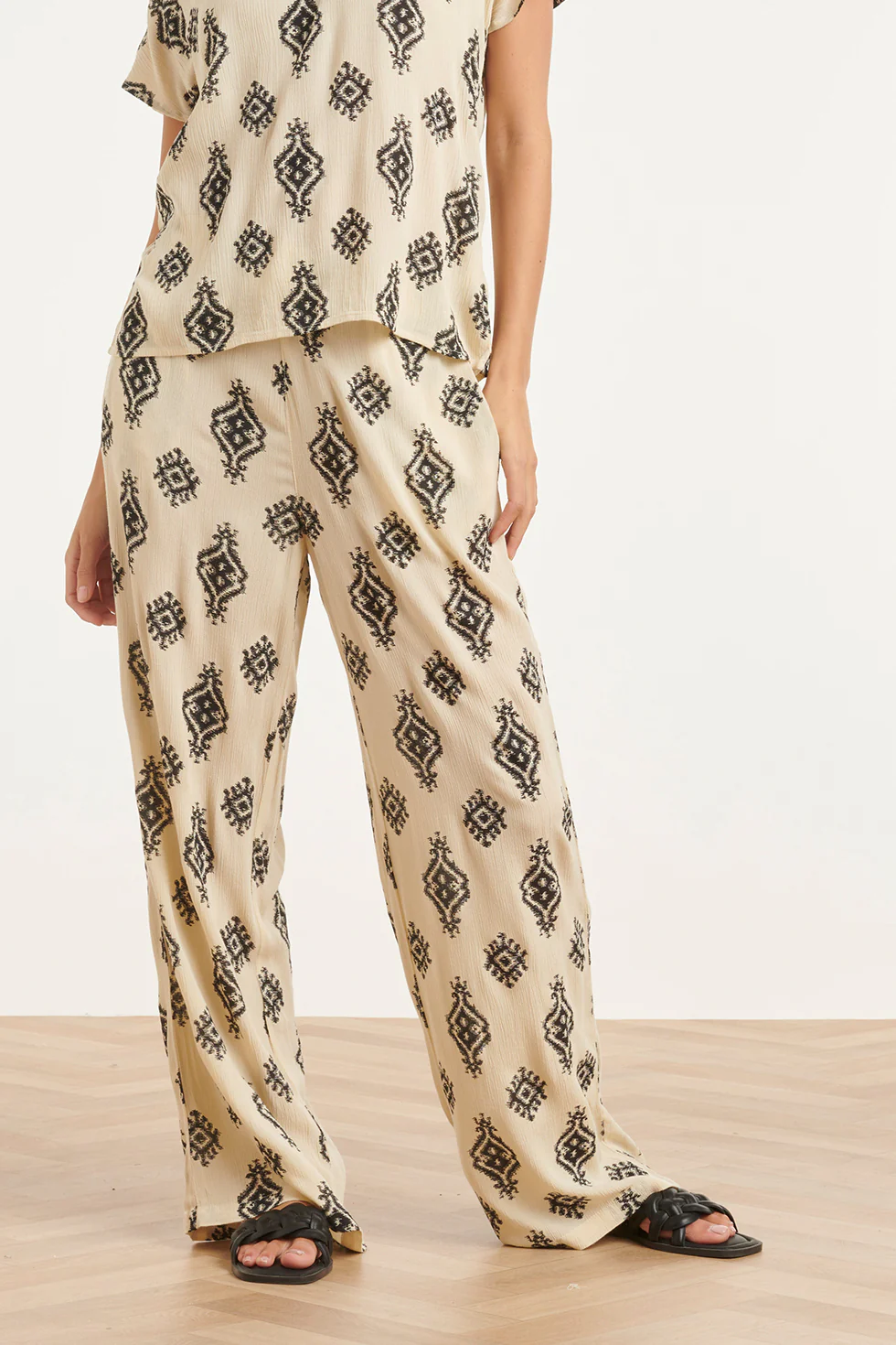 Beige Broek Met Zwarte Aztec Print | Black White - Image 3