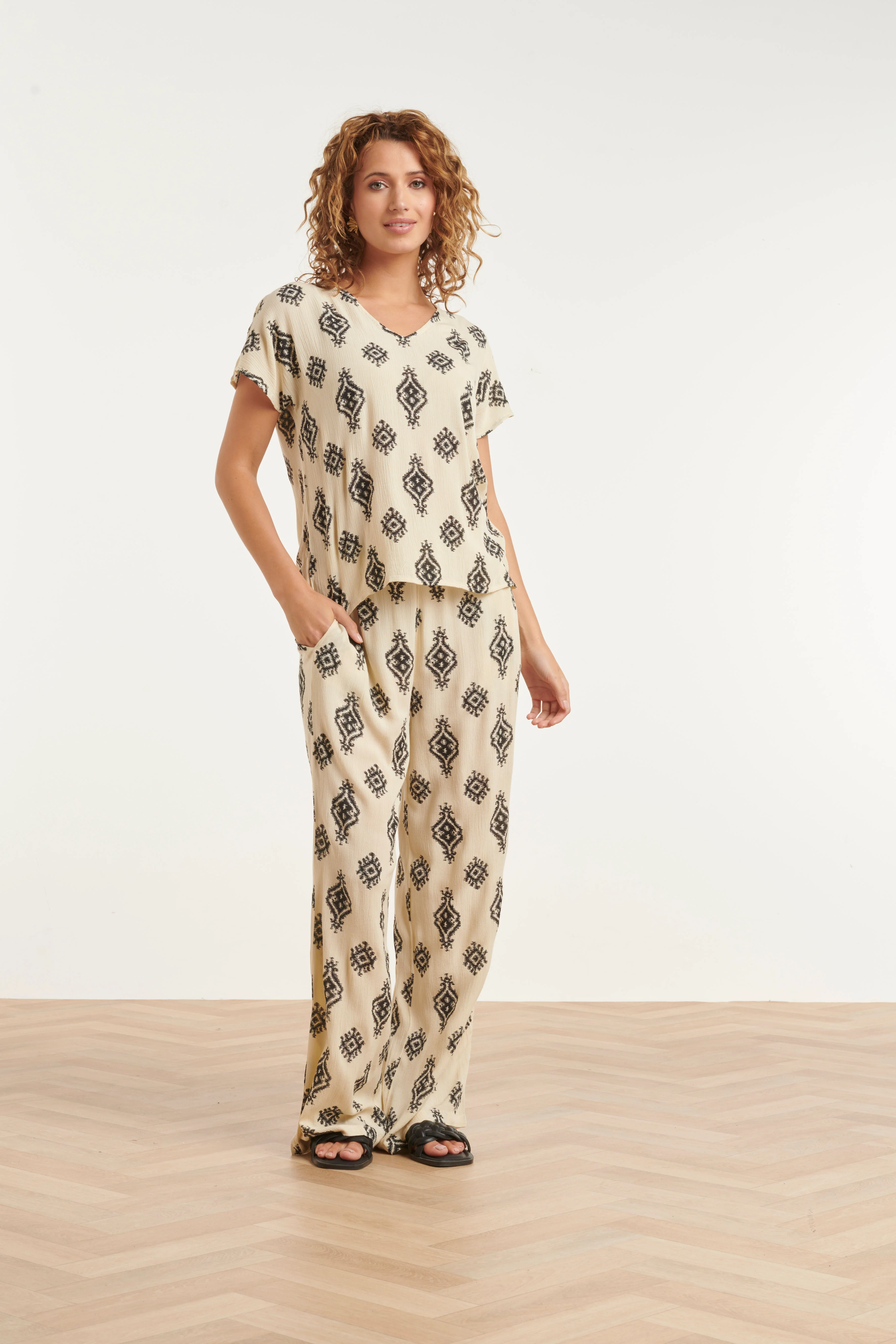 Beige Broek Met Zwarte Aztec Print | Black White - Image 4