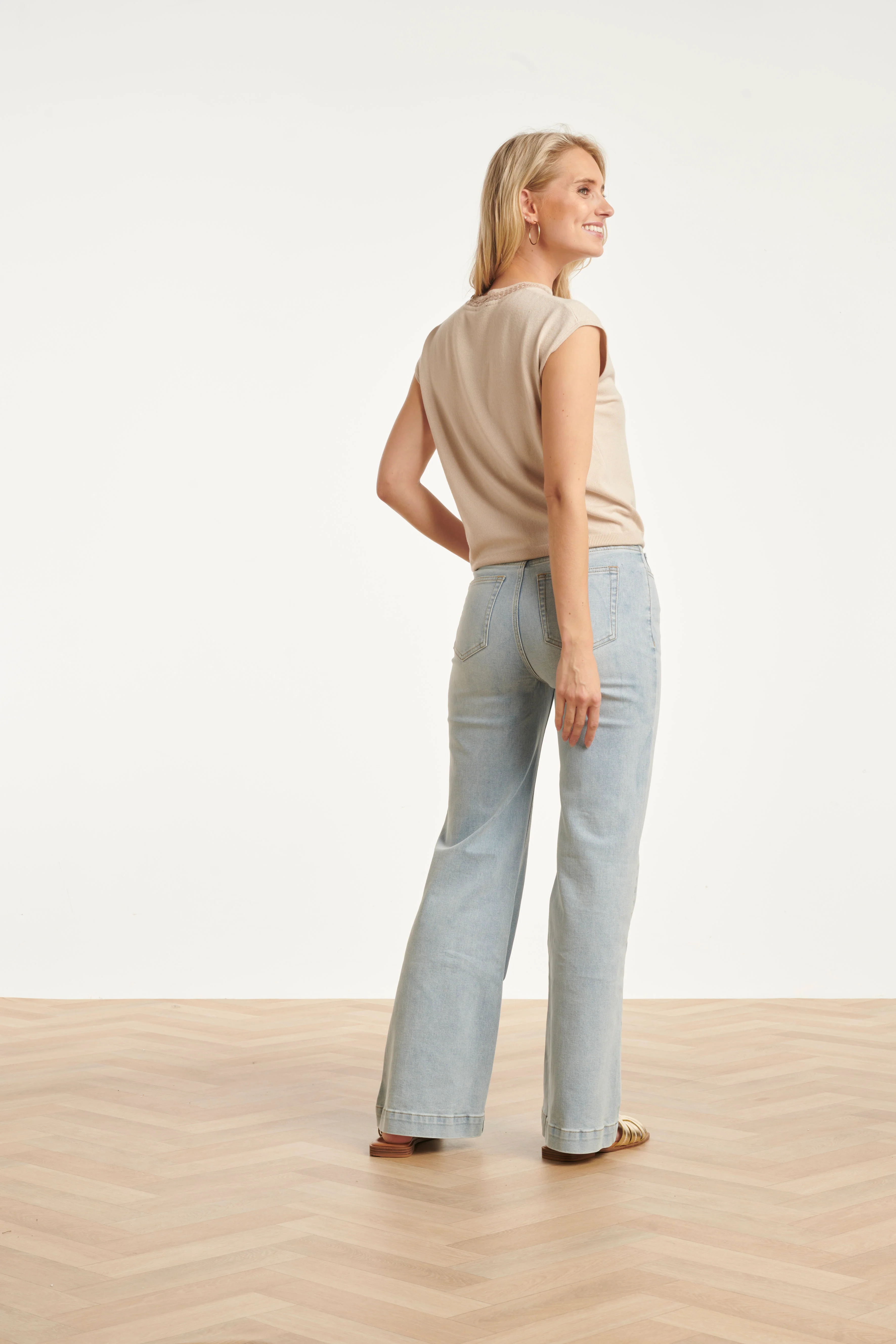 Beige Gebreide Top Met Subtiele Glans En Pailletten Hals | Sand - Image 9
