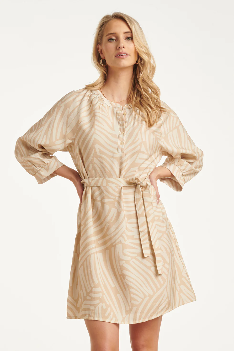 Beige Jurk Met Abstracte Print En Tailleceintuur | Dark Sand - Off White - Image 2