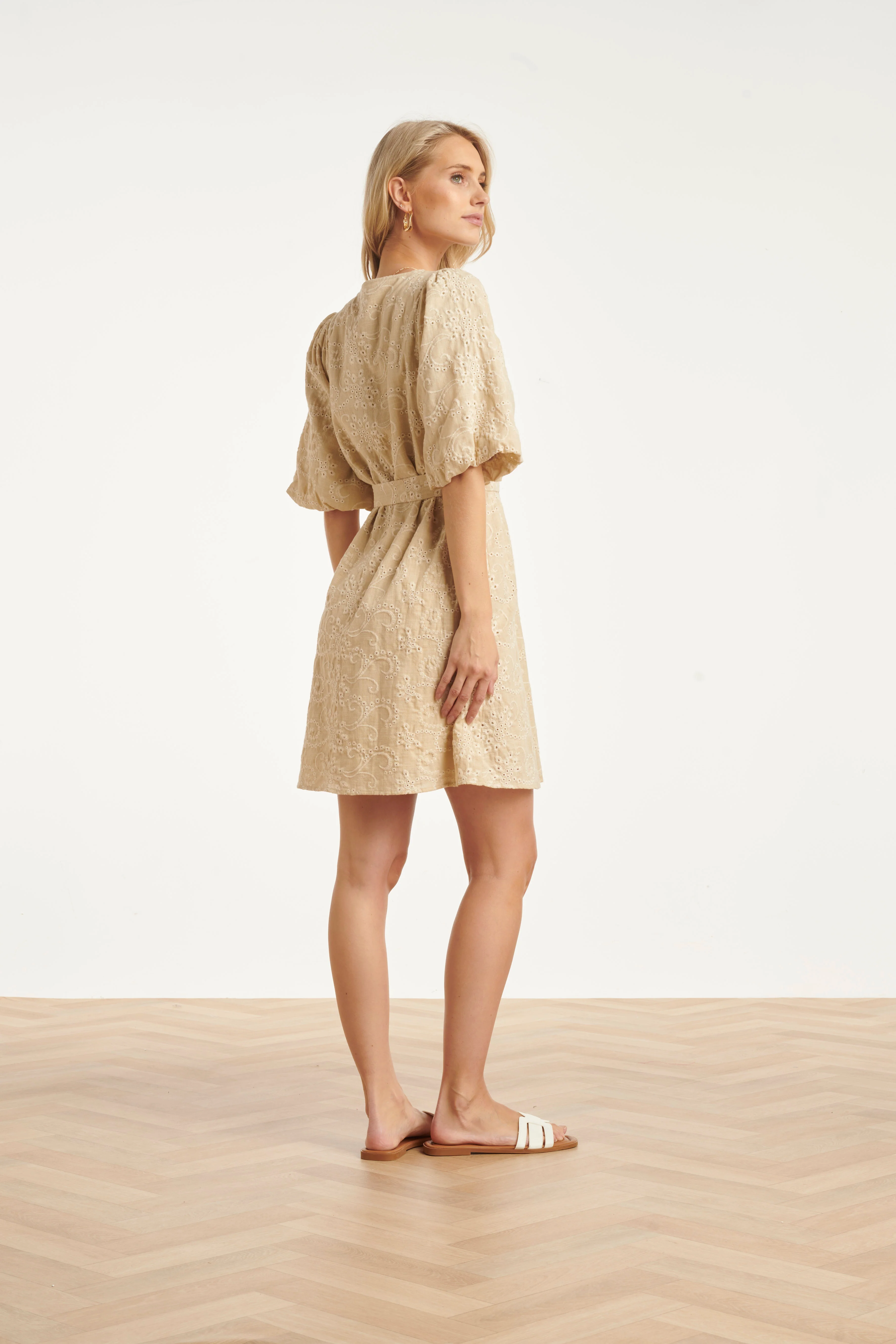 Beige Jurk Met Broderie Borduur | Sand - Image 10