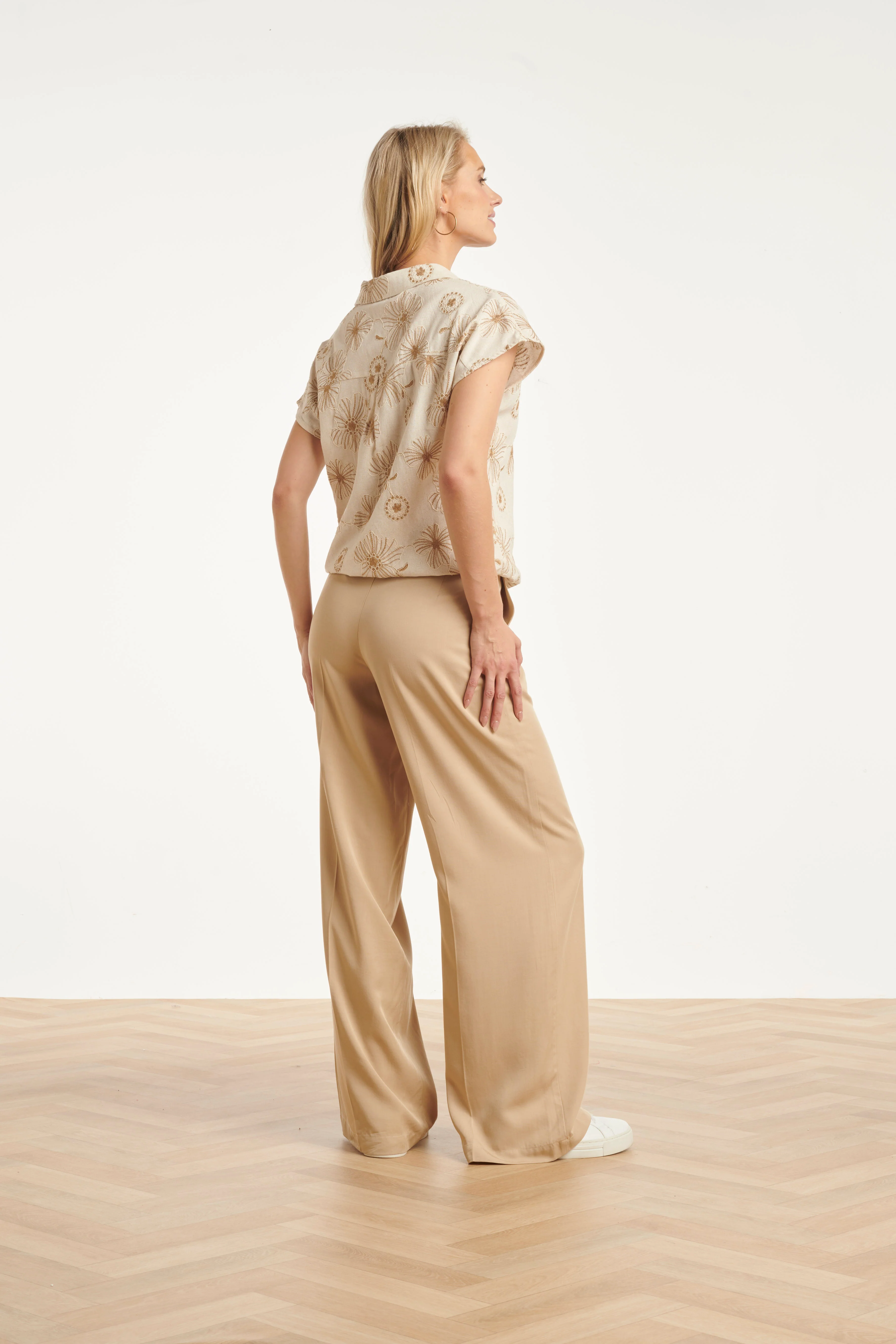Beige Top Met Geborduurde Bloemen En Polo Kraag | Sand - Dark Sand - Image 10