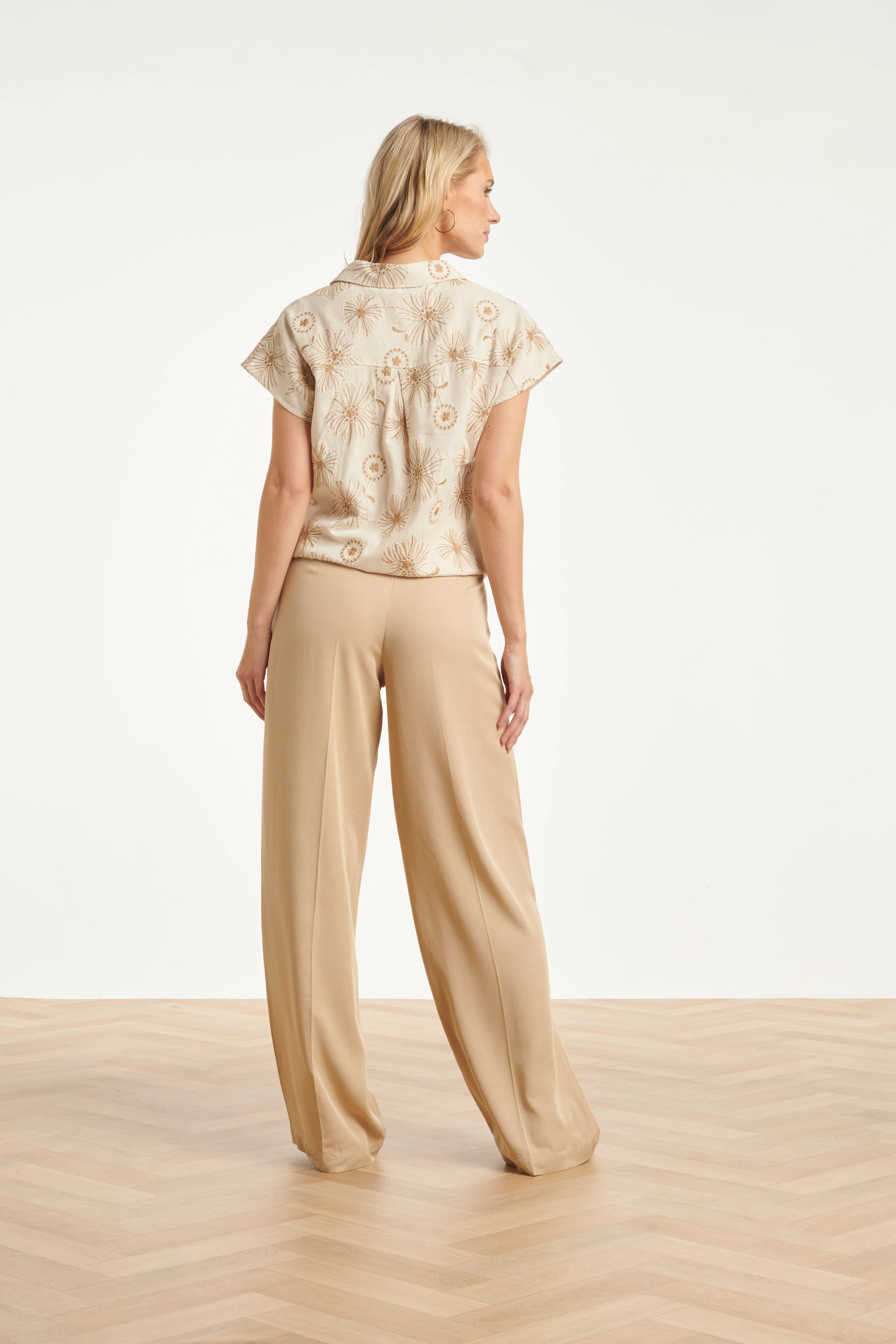 Beige Top Met Geborduurde Bloemen En Polo Kraag | Sand - Dark Sand - Image 11