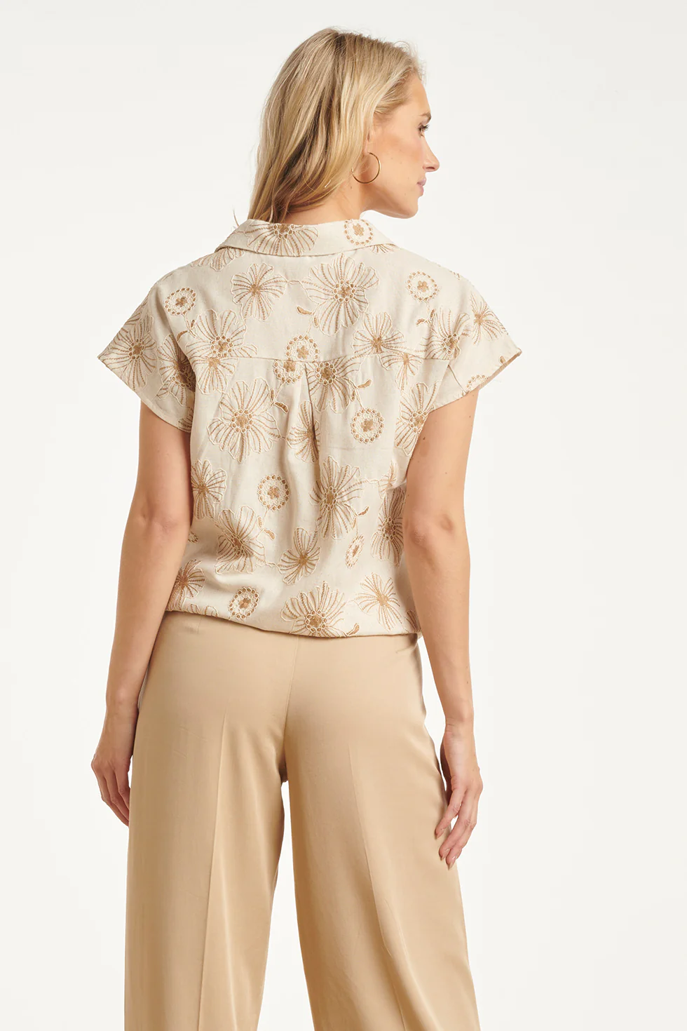 Beige Top Met Geborduurde Bloemen En Polo Kraag | Sand - Dark Sand - Image 12
