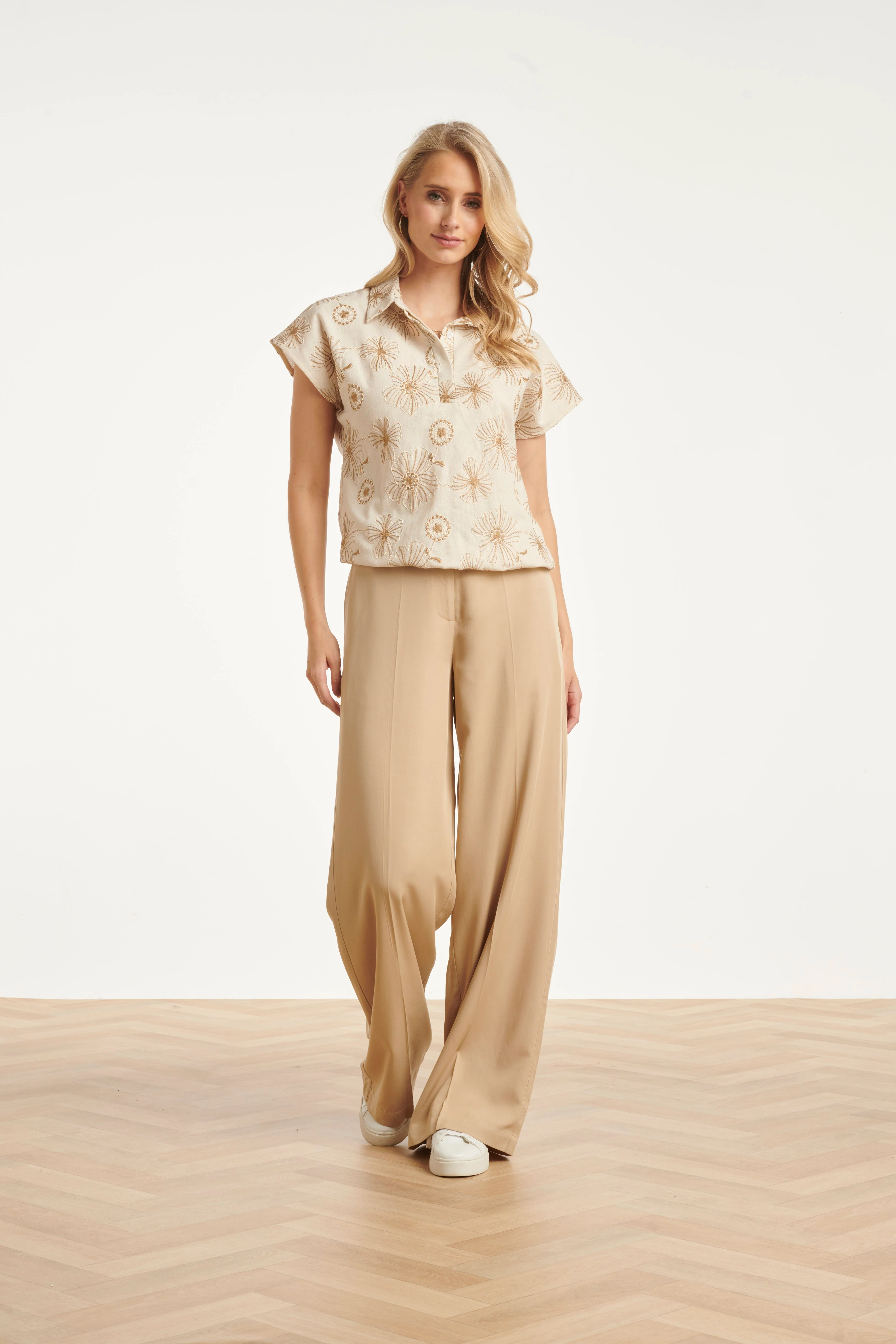 Beige Top Met Geborduurde Bloemen En Polo Kraag | Sand - Dark Sand - Image 6