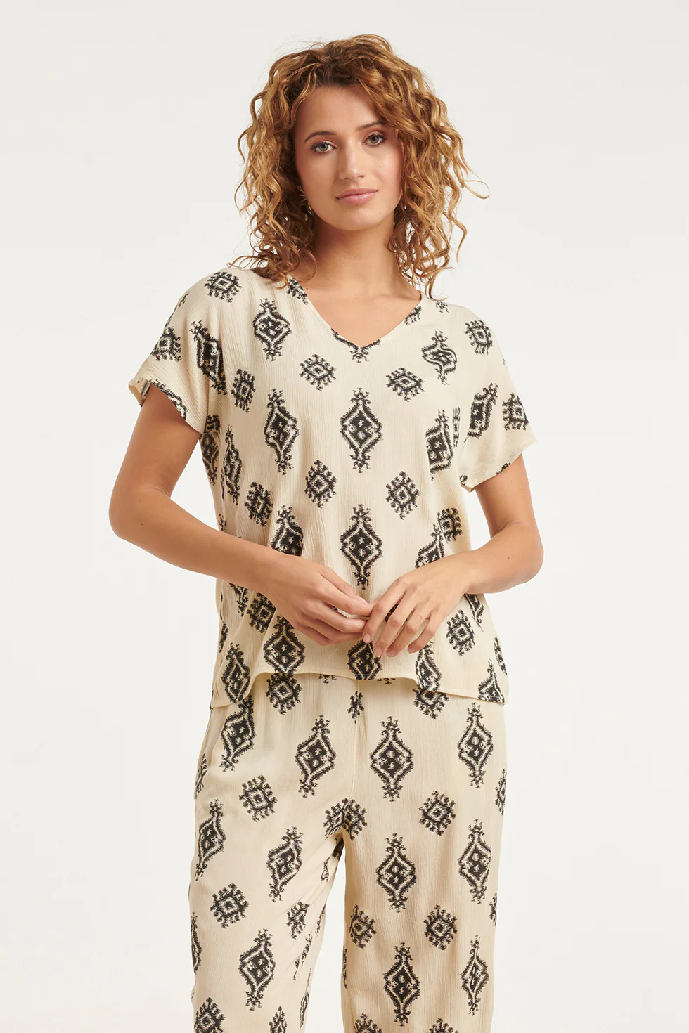 Beige Top Met Zwarte Aztec Print En V-Hals | Black White