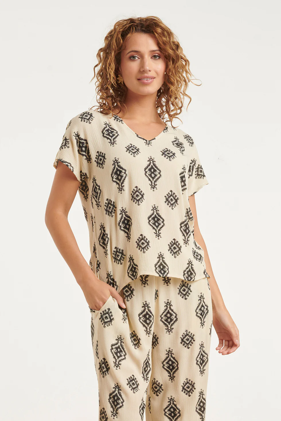 Beige Top Met Zwarte Aztec Print En V-Hals | Black White - Image 4