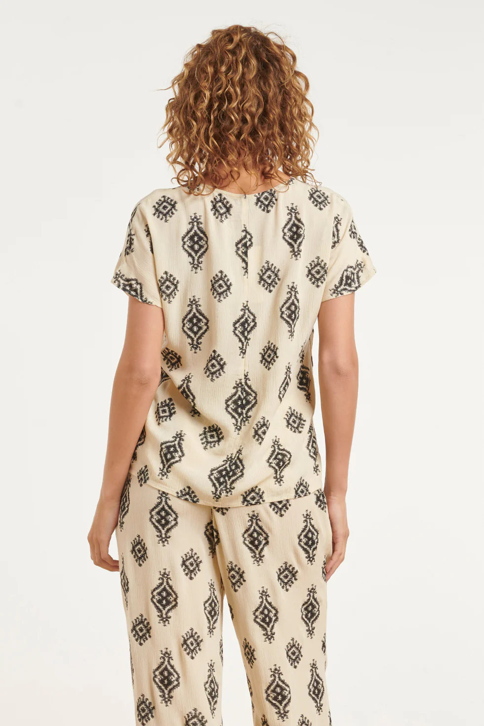 Beige Top Met Zwarte Aztec Print En V-Hals | Black White - Image 6