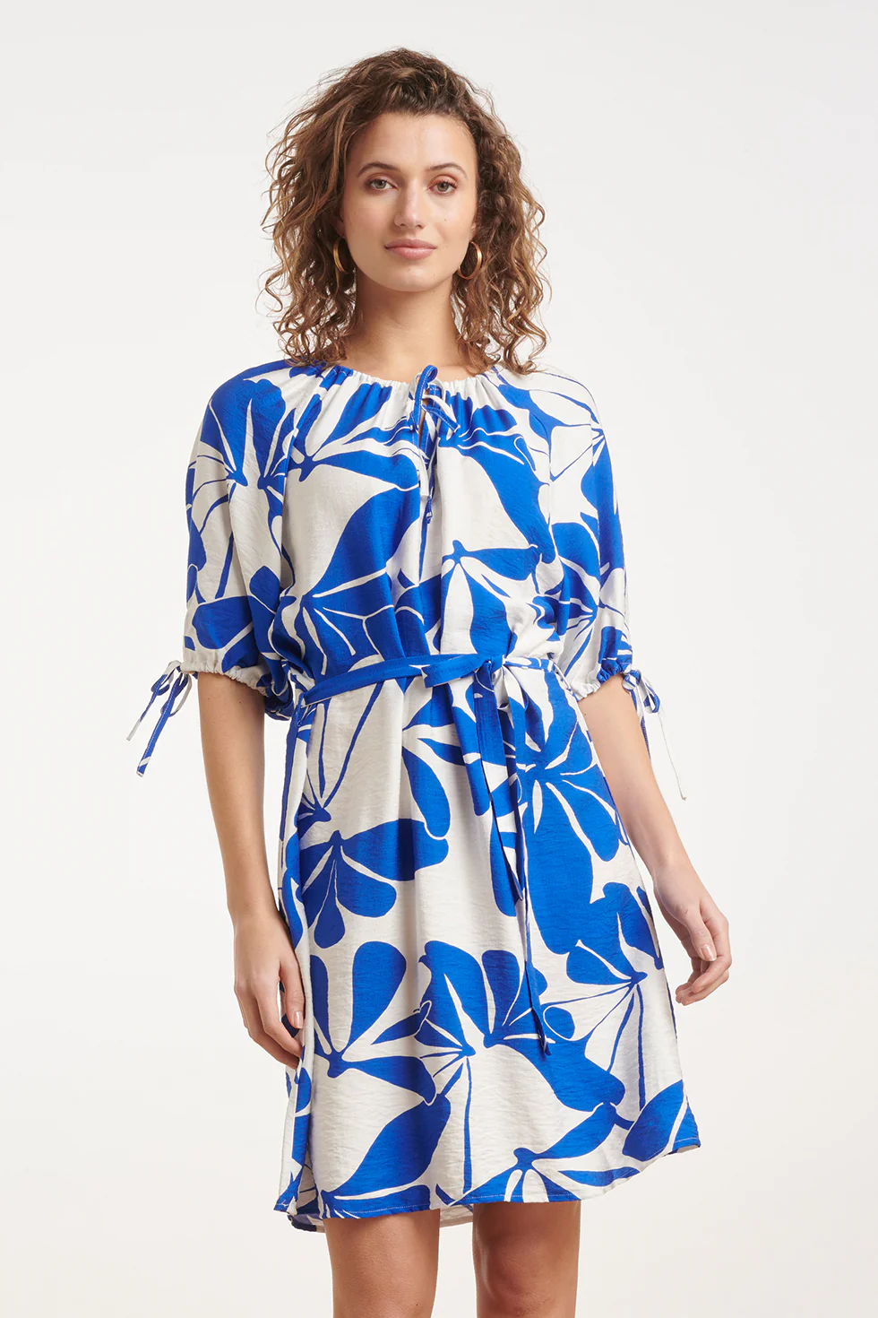 Blauw En Wit Korte Jurk Met Abstracte Bloemenprint | Cobalt - White