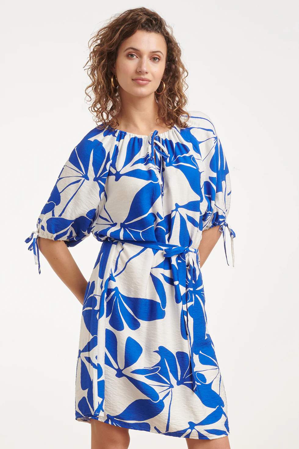 Blauw En Wit Korte Jurk Met Abstracte Bloemenprint | Cobalt - White - Image 5