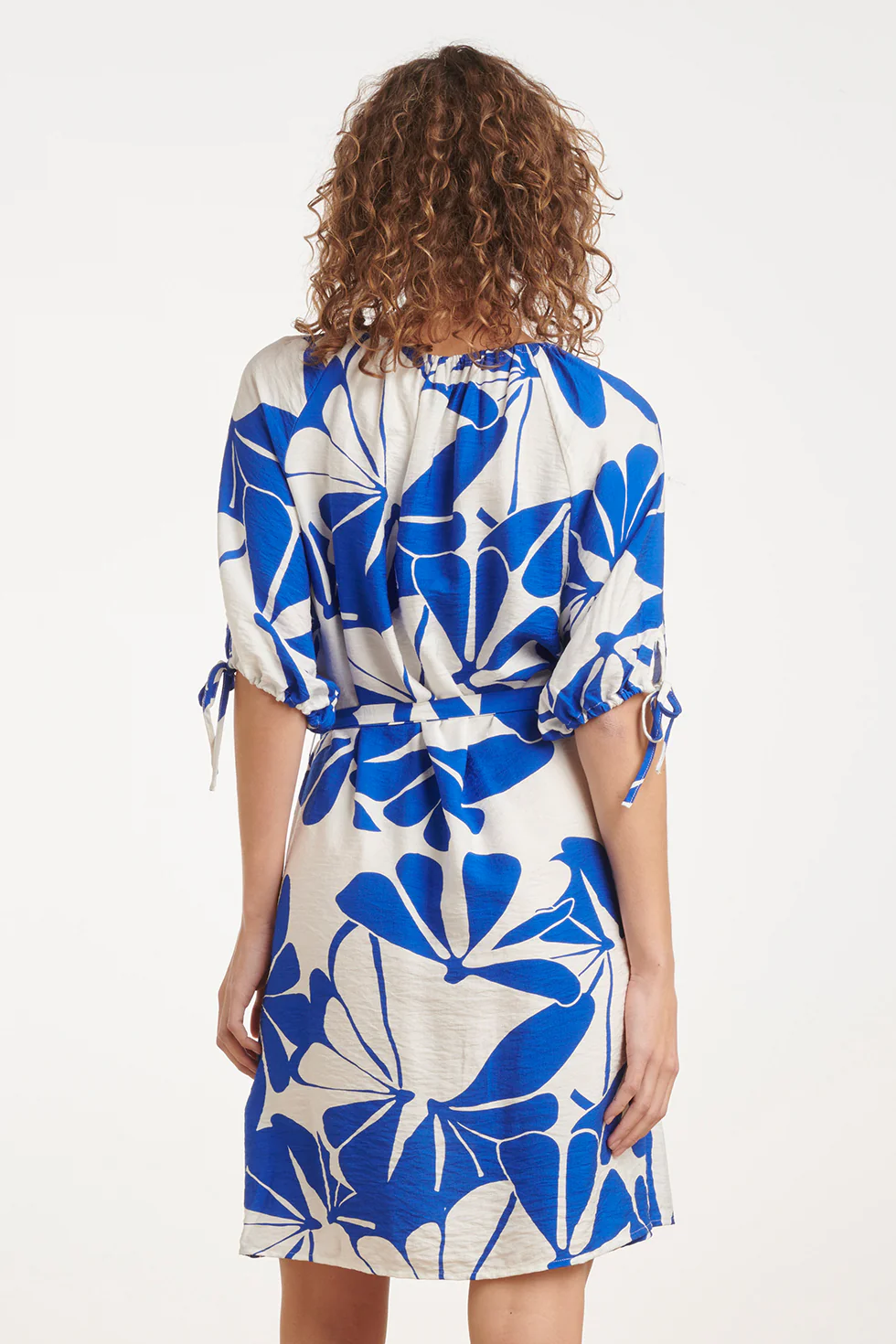 Blauw En Wit Korte Jurk Met Abstracte Bloemenprint | Cobalt - White - Image 7