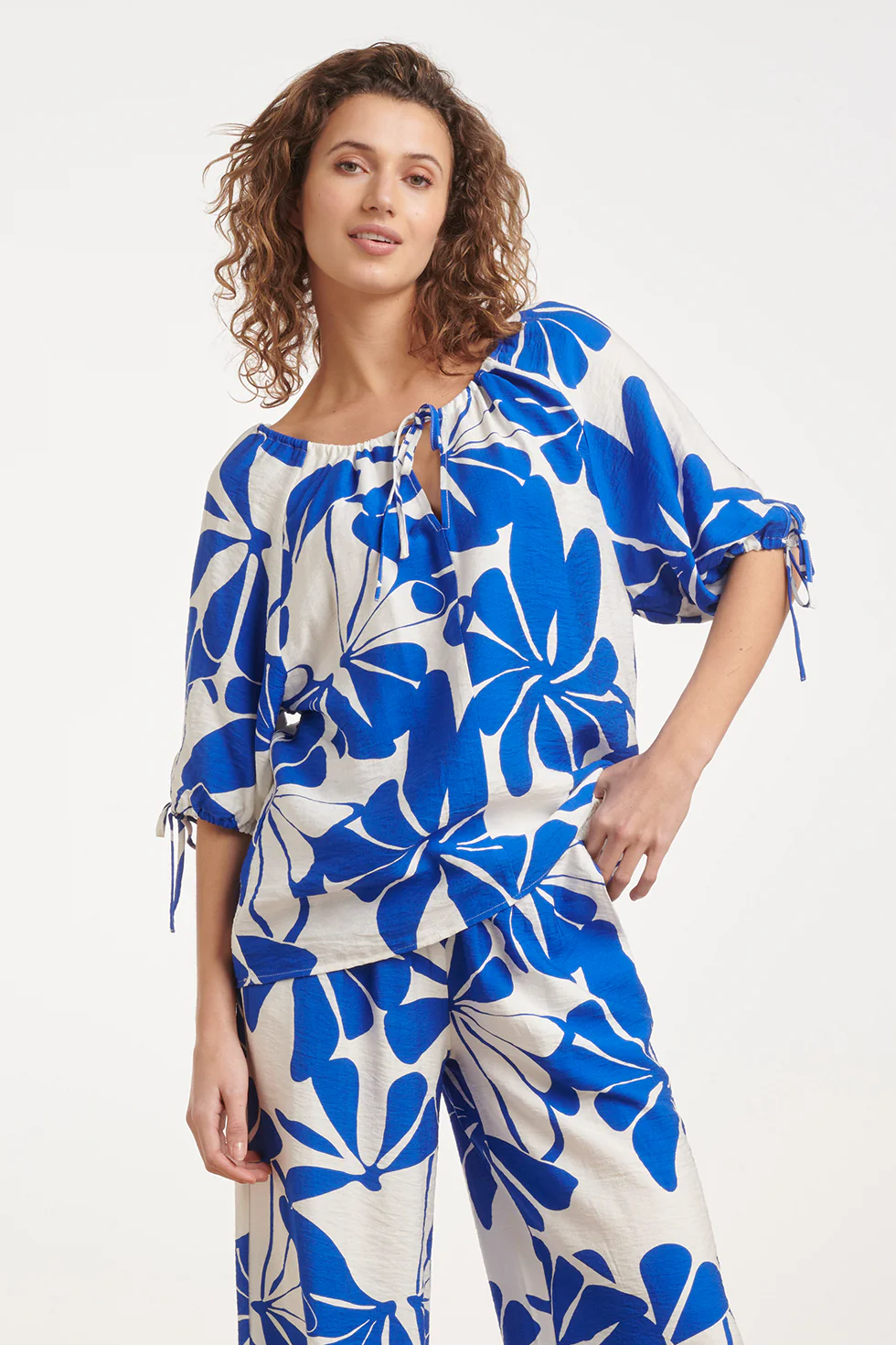 Blauw En Wit Top Met Bloemenprint En Strikdetails | Cobalt - White