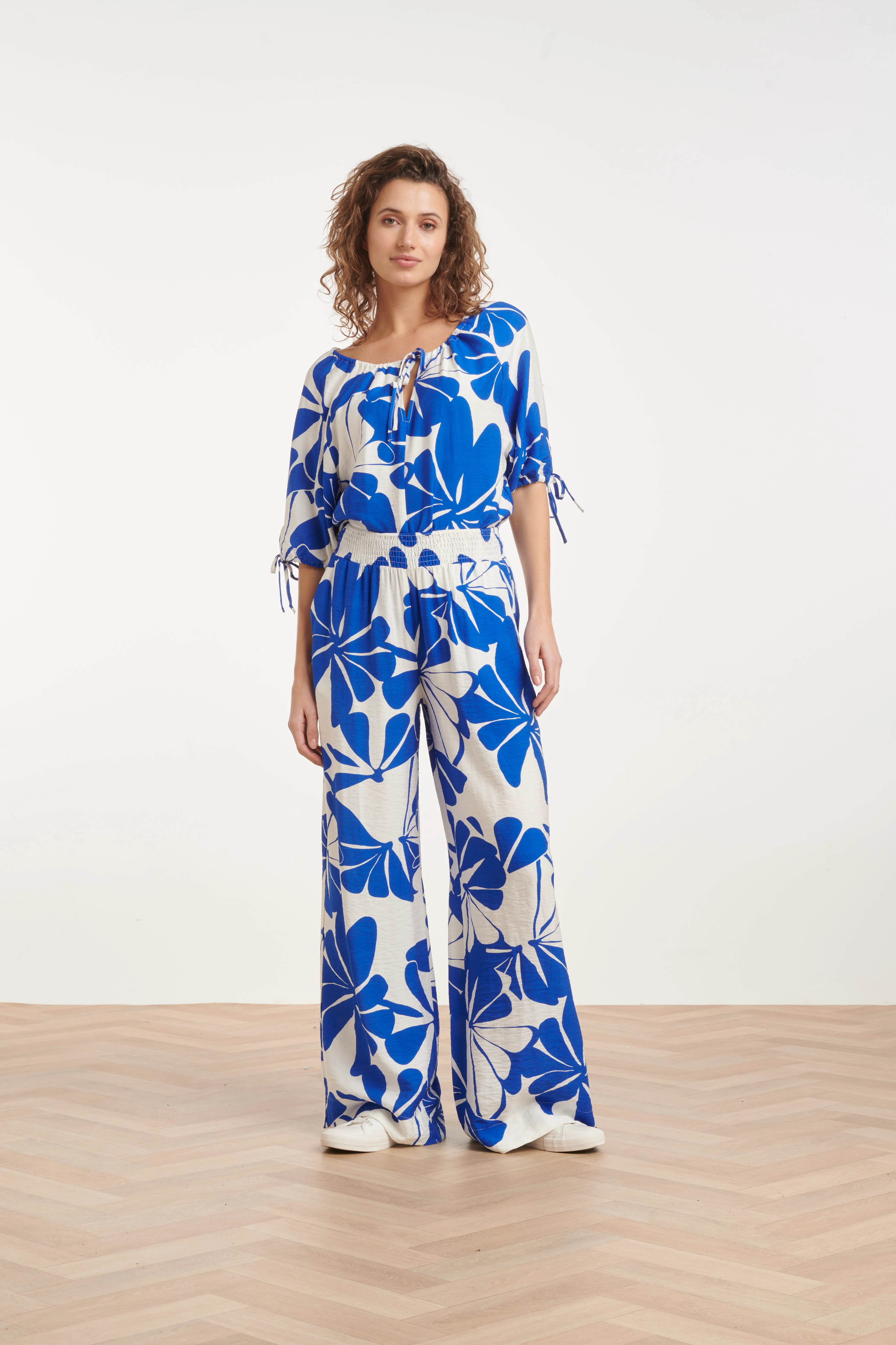 Blauw En Wit Top Met Bloemenprint En Strikdetails | Cobalt - White - Image 4