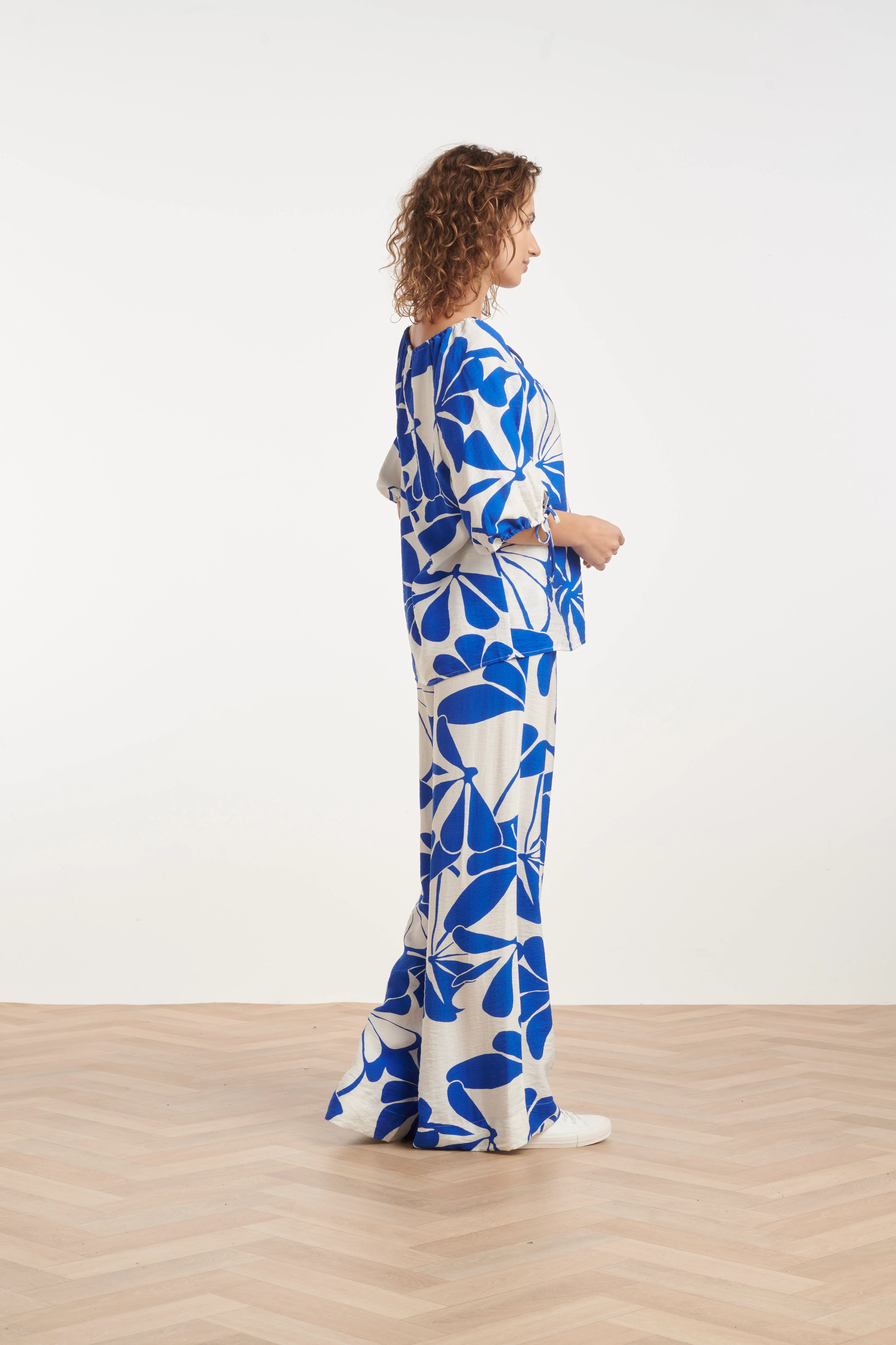 Blauw En Wit Top Met Bloemenprint En Strikdetails | Cobalt - White - Image 6