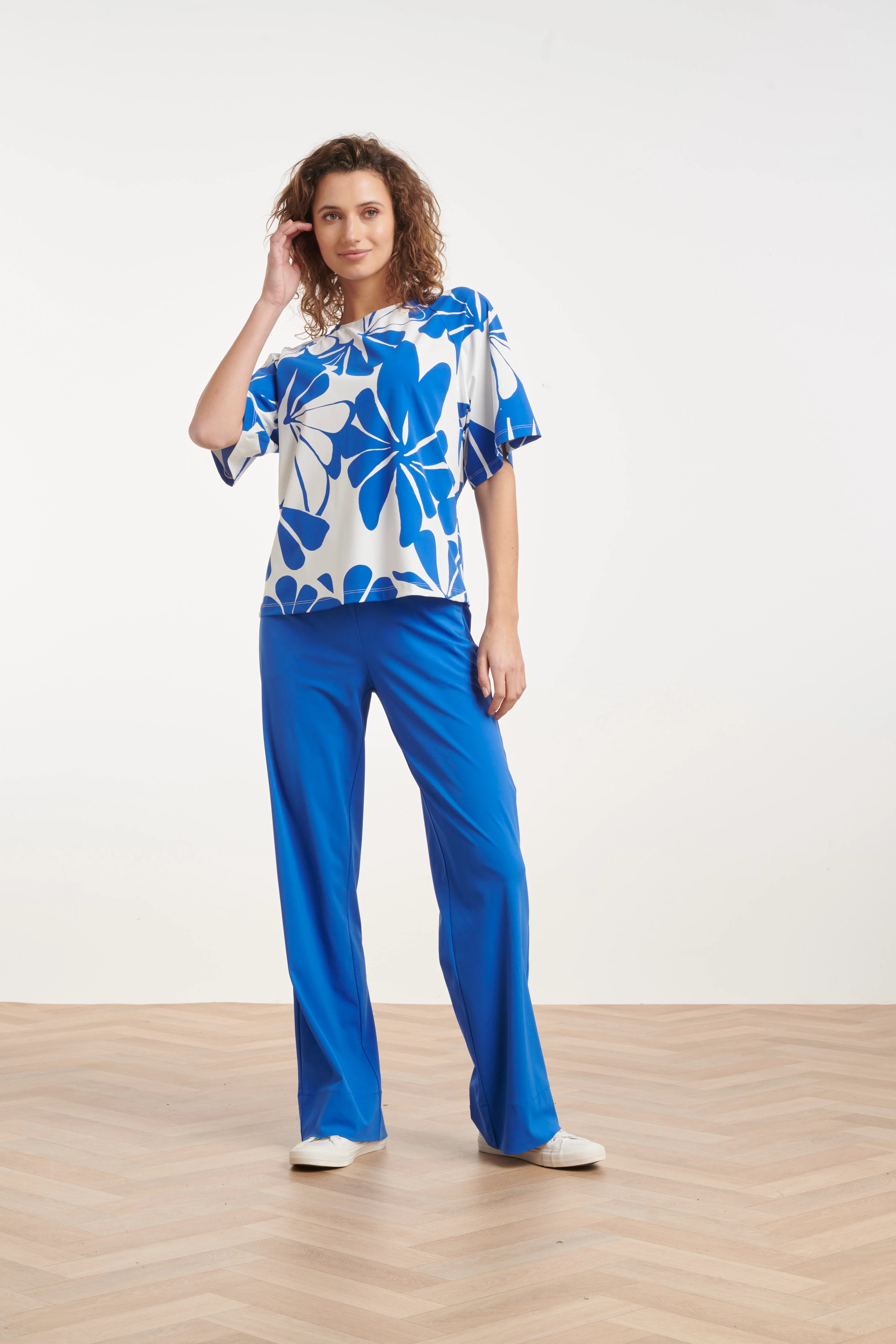 Blauw-Witte Travel Top Met Grafische Bloemenprint | Cobalt - White - Image 4