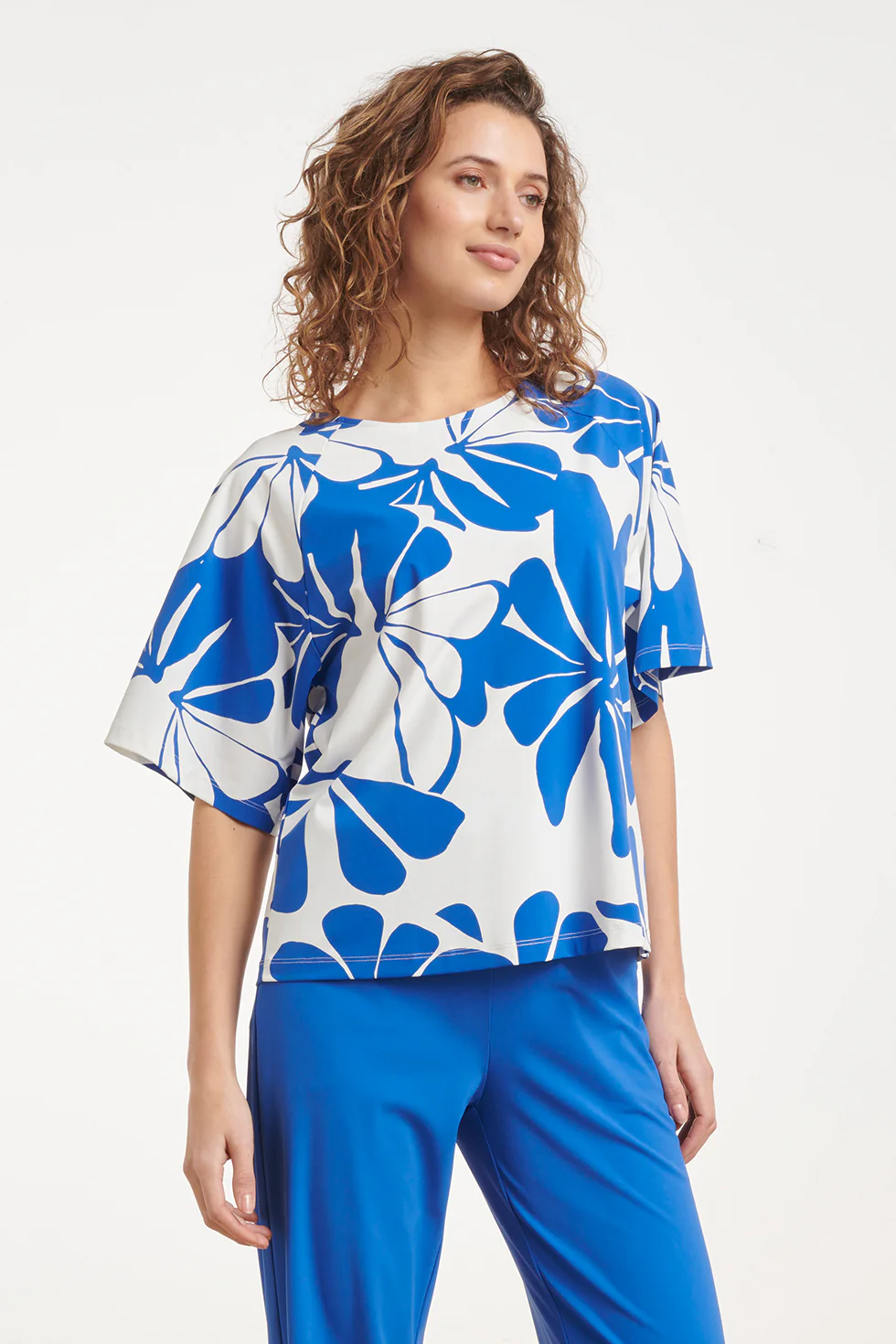 Blauw-Witte Travel Top Met Grafische Bloemenprint | Cobalt - White - Image 5