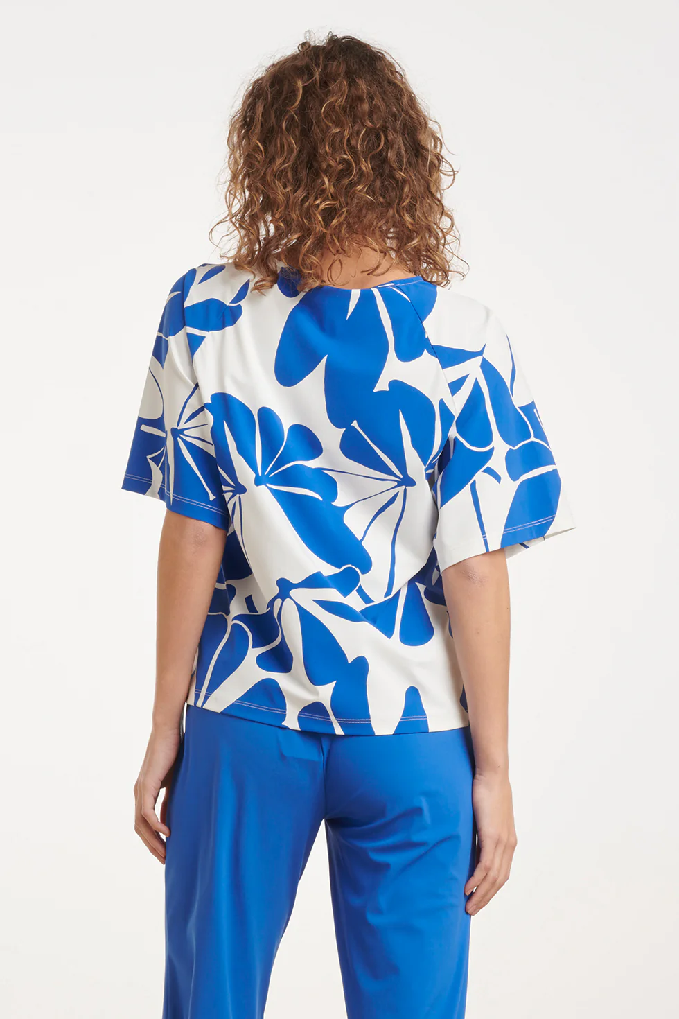 Blauw-Witte Travel Top Met Grafische Bloemenprint | Cobalt - White - Image 7