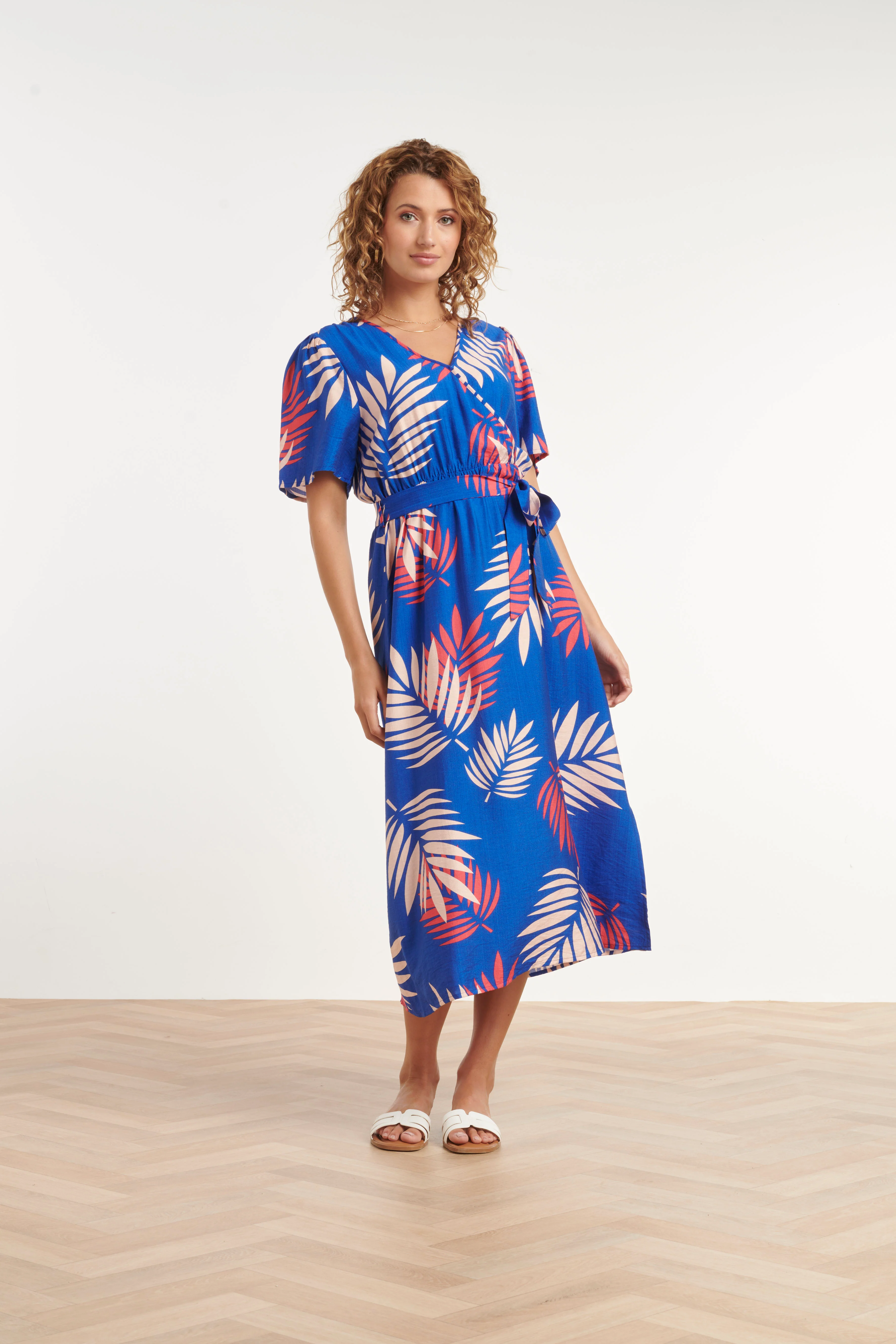 Blauwe Jurk Met Rode En Beige Bladerenprint En Ceintuur | Cobalt - Muticolour
