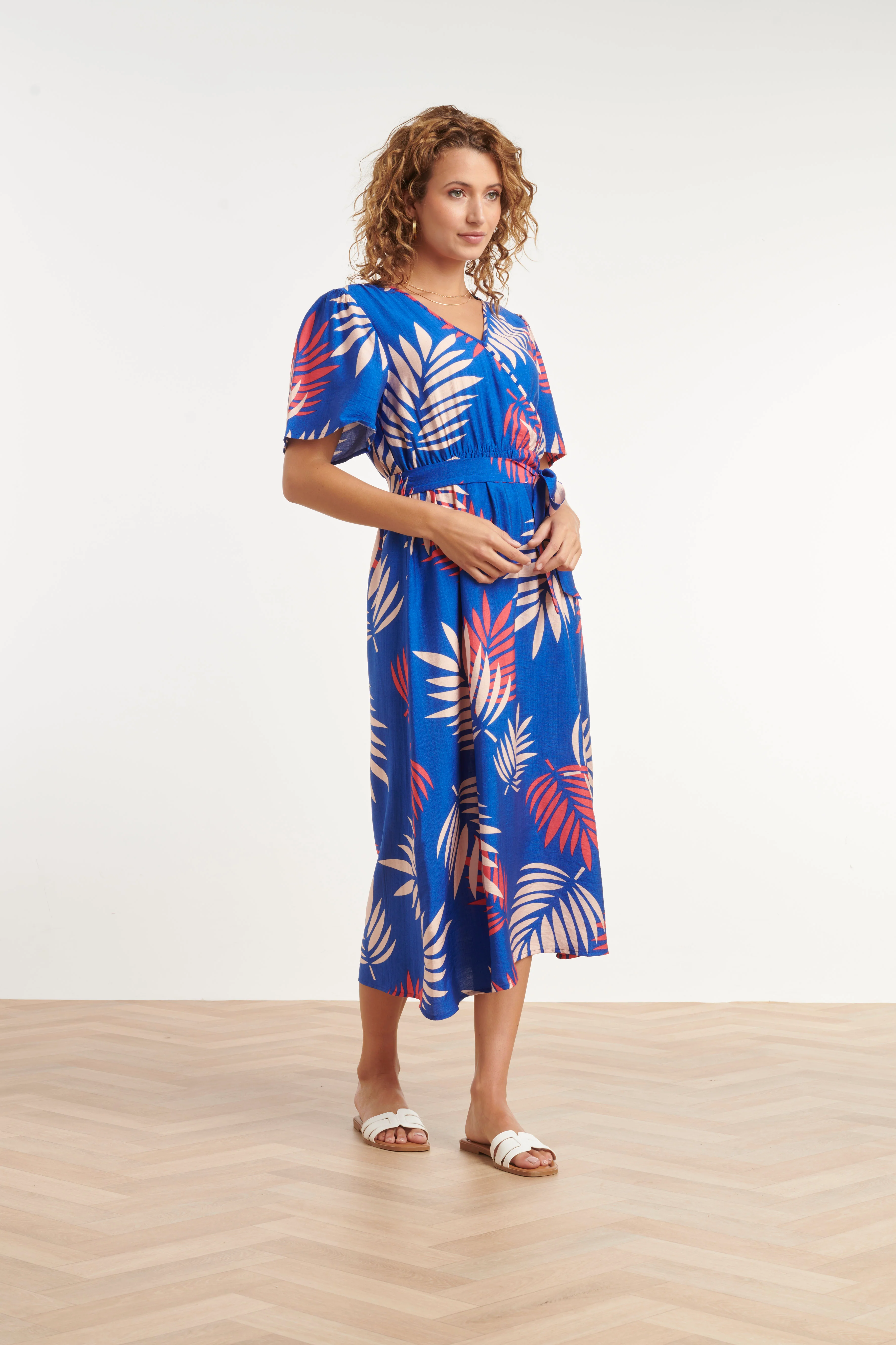 Blauwe Jurk Met Rode En Beige Bladerenprint En Ceintuur | Cobalt - Muticolour - Image 4