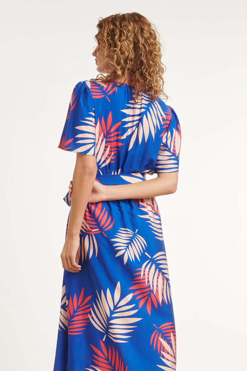 Blauwe Jurk Met Rode En Beige Bladerenprint En Ceintuur | Cobalt - Muticolour - Image 5