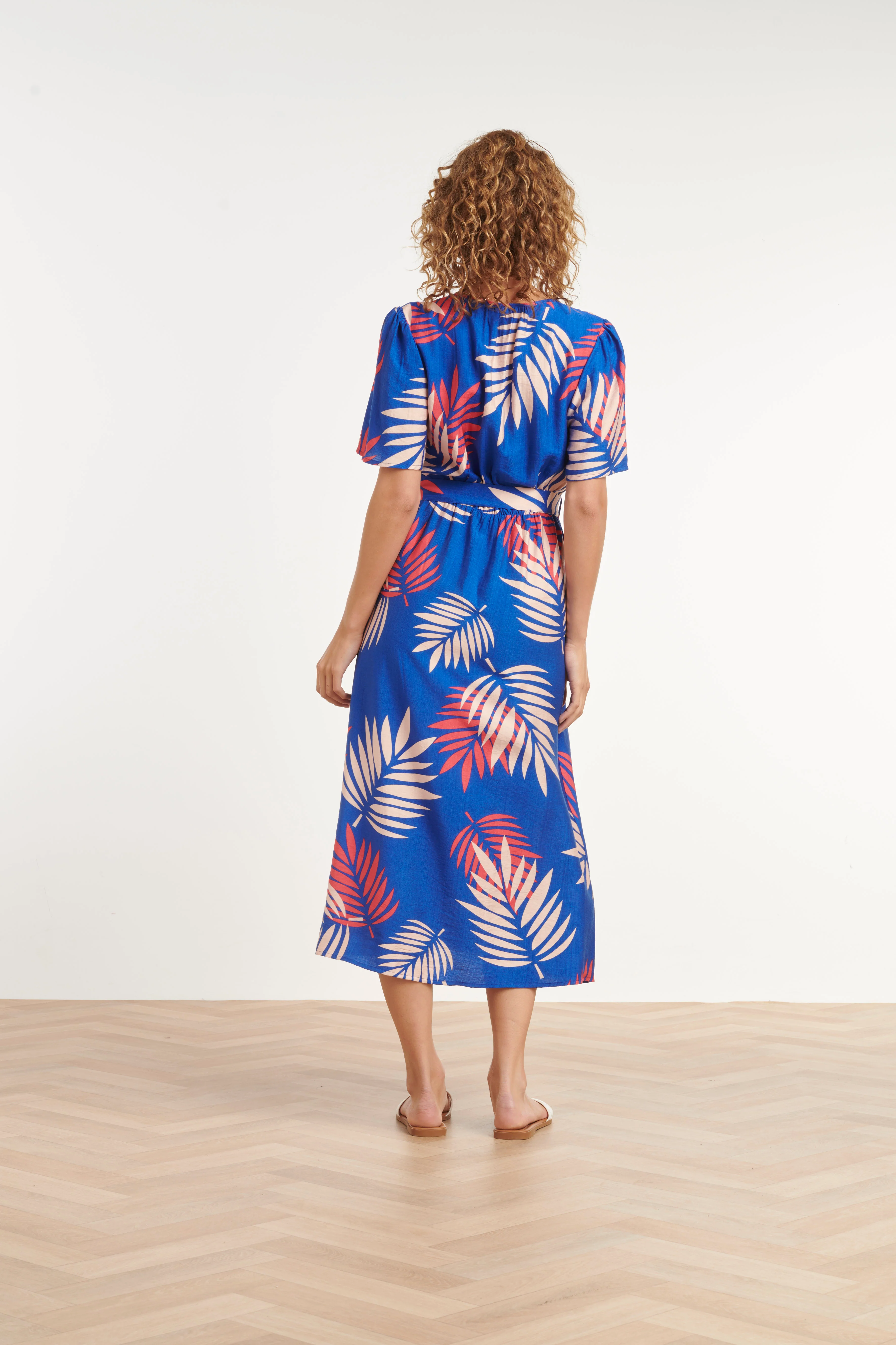 Blauwe Jurk Met Rode En Beige Bladerenprint En Ceintuur | Cobalt - Muticolour - Image 6