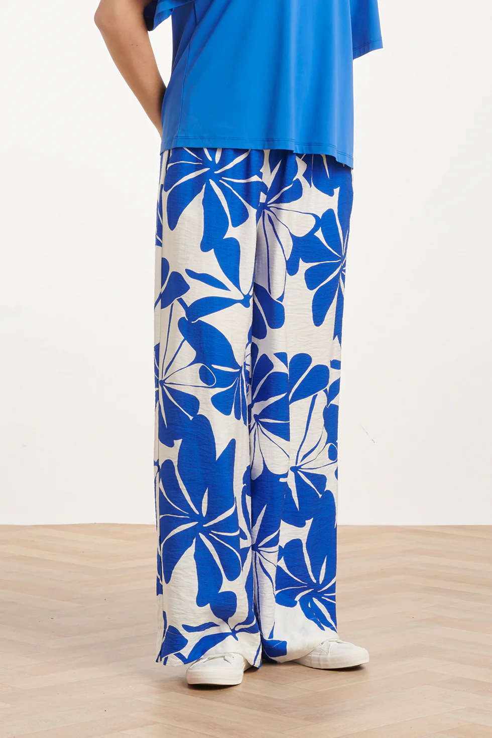 Blauwe Palazzo Broek Met Witte Bloemenprint En Elastische Taille | Cobalt - White - Image 4