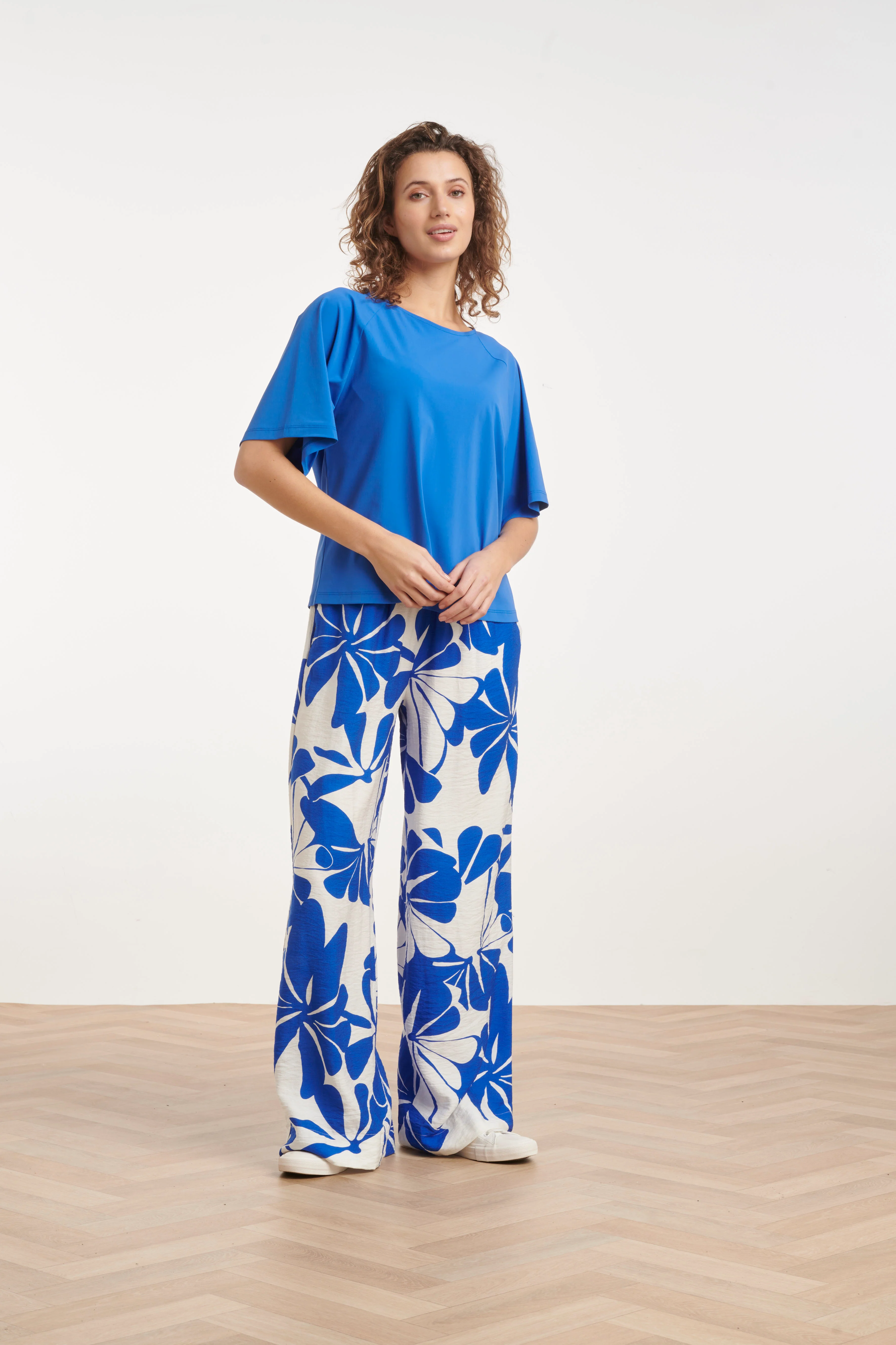 Blauwe Palazzo Broek Met Witte Bloemenprint En Elastische Taille | Cobalt - White - Image 5