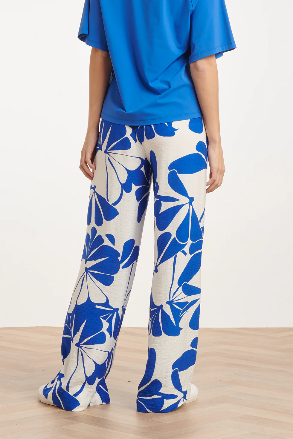 Blauwe Palazzo Broek Met Witte Bloemenprint En Elastische Taille | Cobalt - White - Image 7