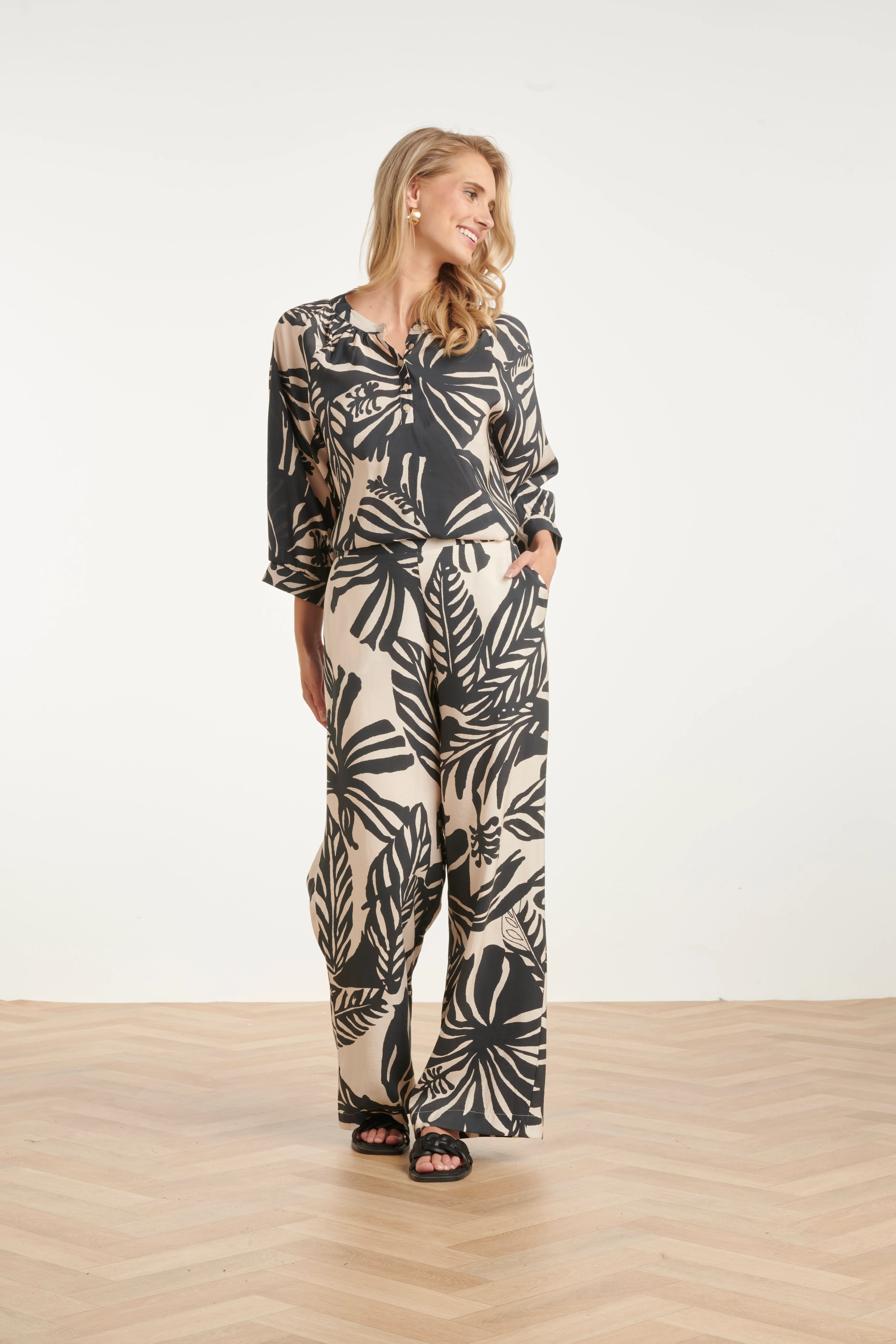Blouse Met Bladprint En Knoopdetails In Zwart En Ecru | Off White - Black - Image 15