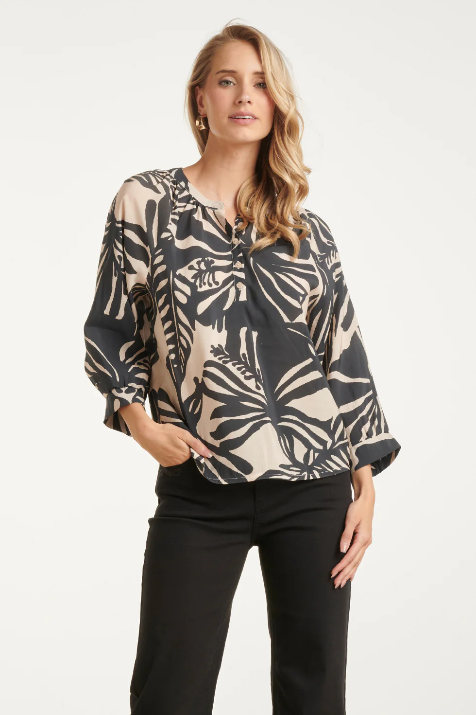 Blouse Met Bladprint En Knoopdetails In Zwart En Ecru | Off White - Black - Image 2
