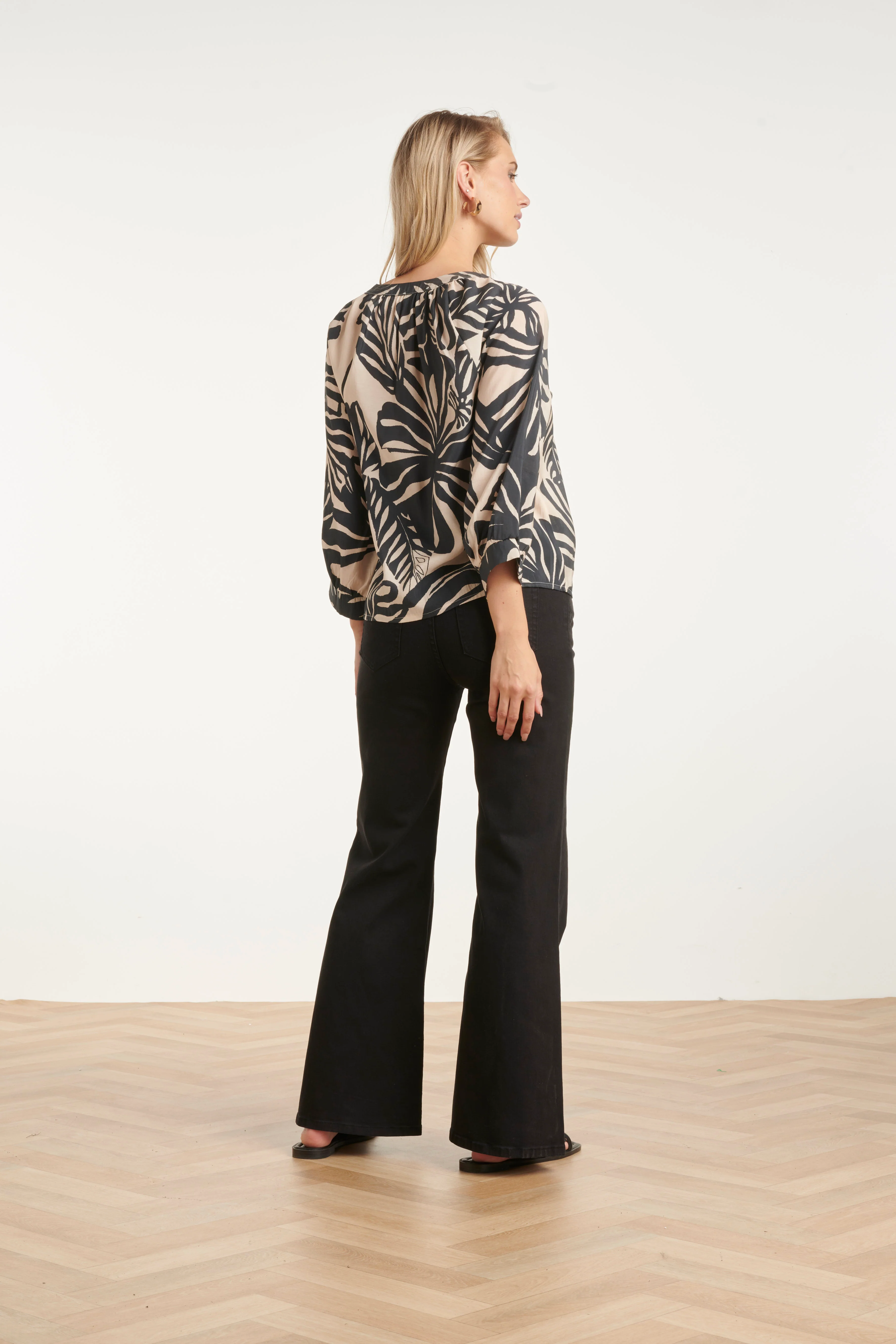 Blouse Met Bladprint En Knoopdetails In Zwart En Ecru | Off White - Black - Image 7