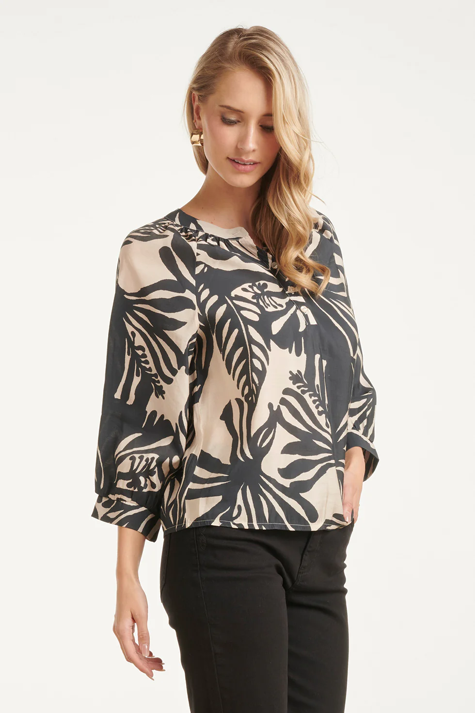 Blouse Met Bladprint En Knoopdetails In Zwart En Ecru | Off White - Black - Image 8