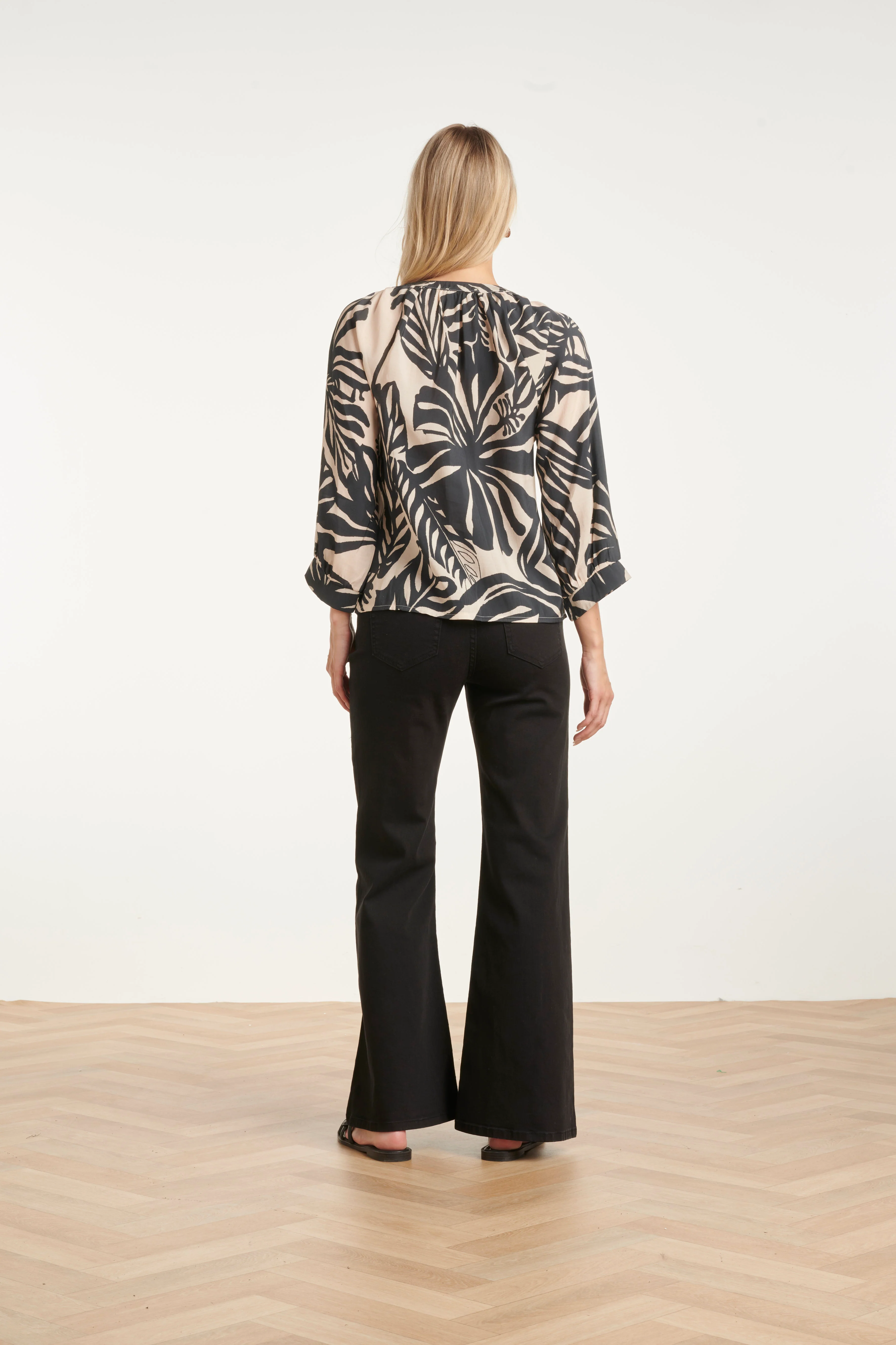 Blouse Met Bladprint En Knoopdetails In Zwart En Ecru | Off White - Black - Image 9