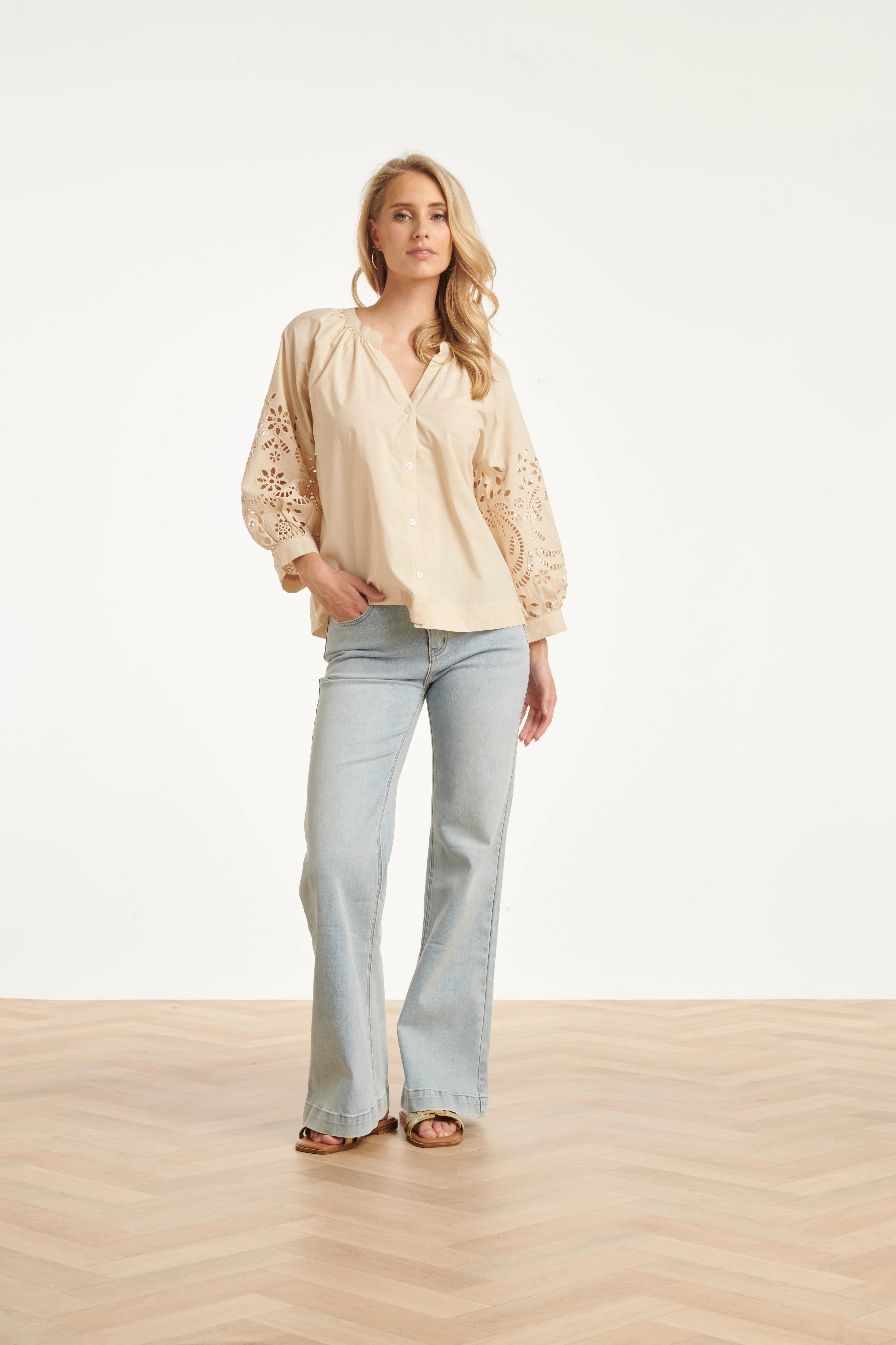 Blouse Met Broderie Pofmouw Detail | Sand