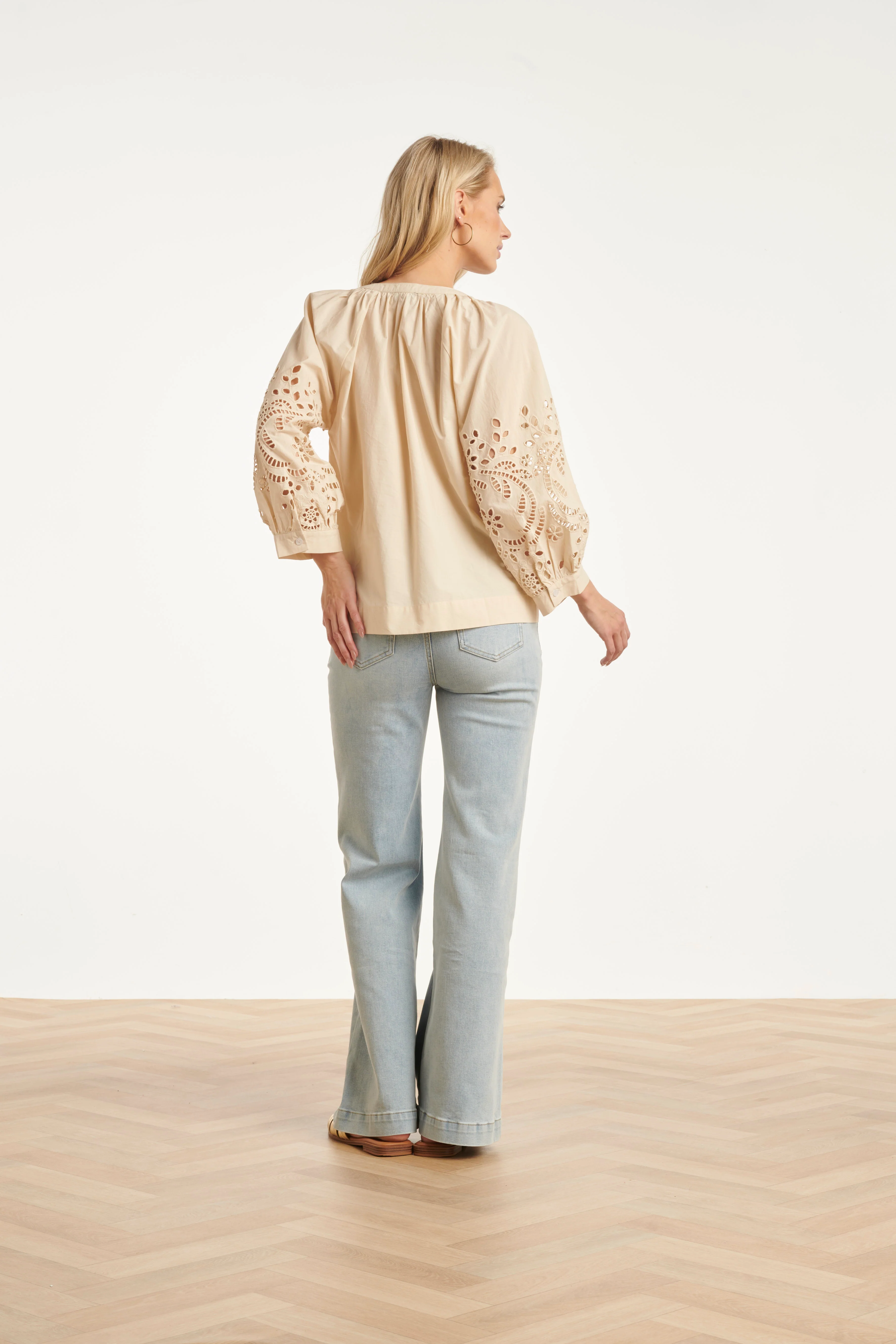 Blouse Met Broderie Pofmouw Detail | Sand - Image 11
