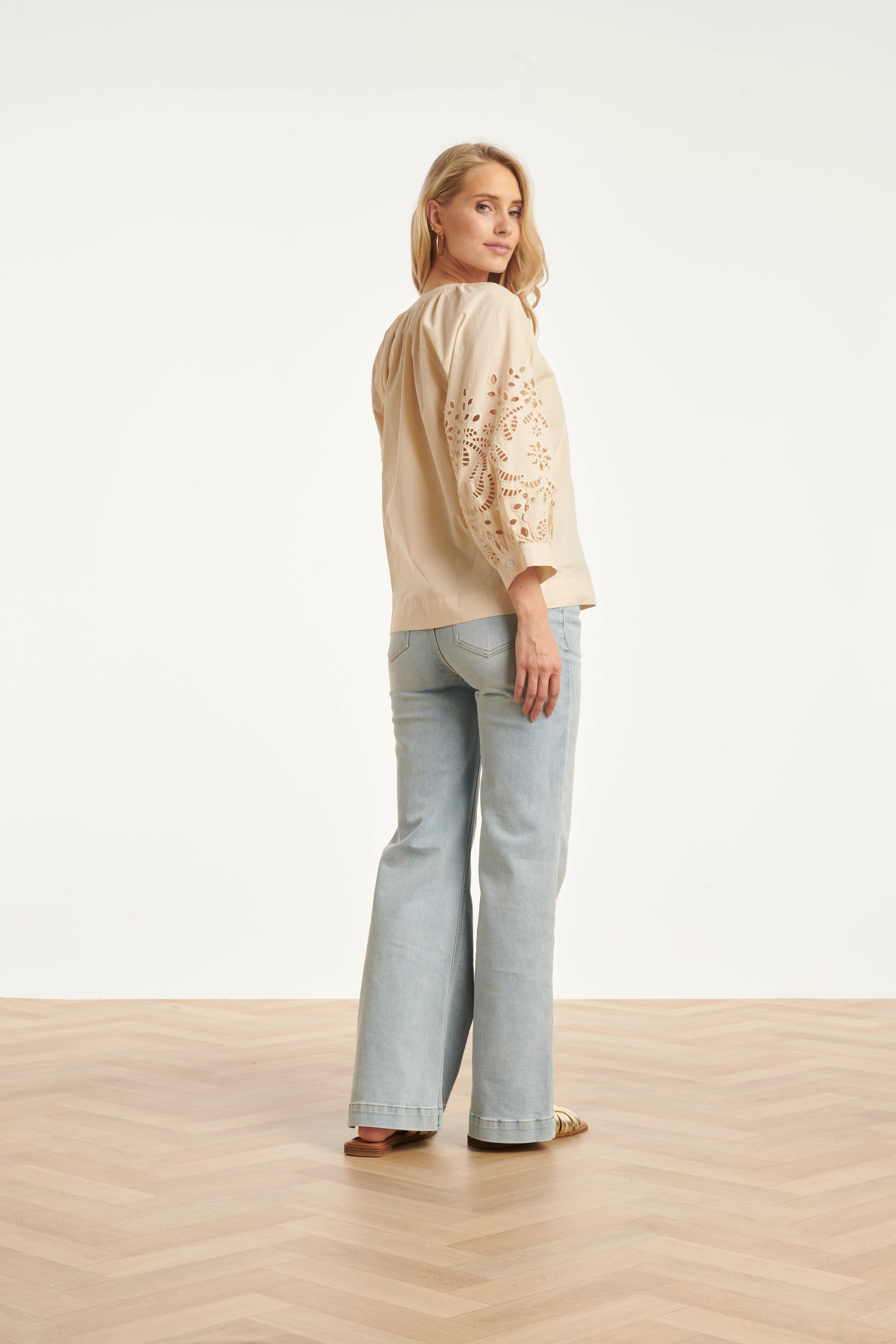 Blouse Met Broderie Pofmouw Detail | Sand - Image 9