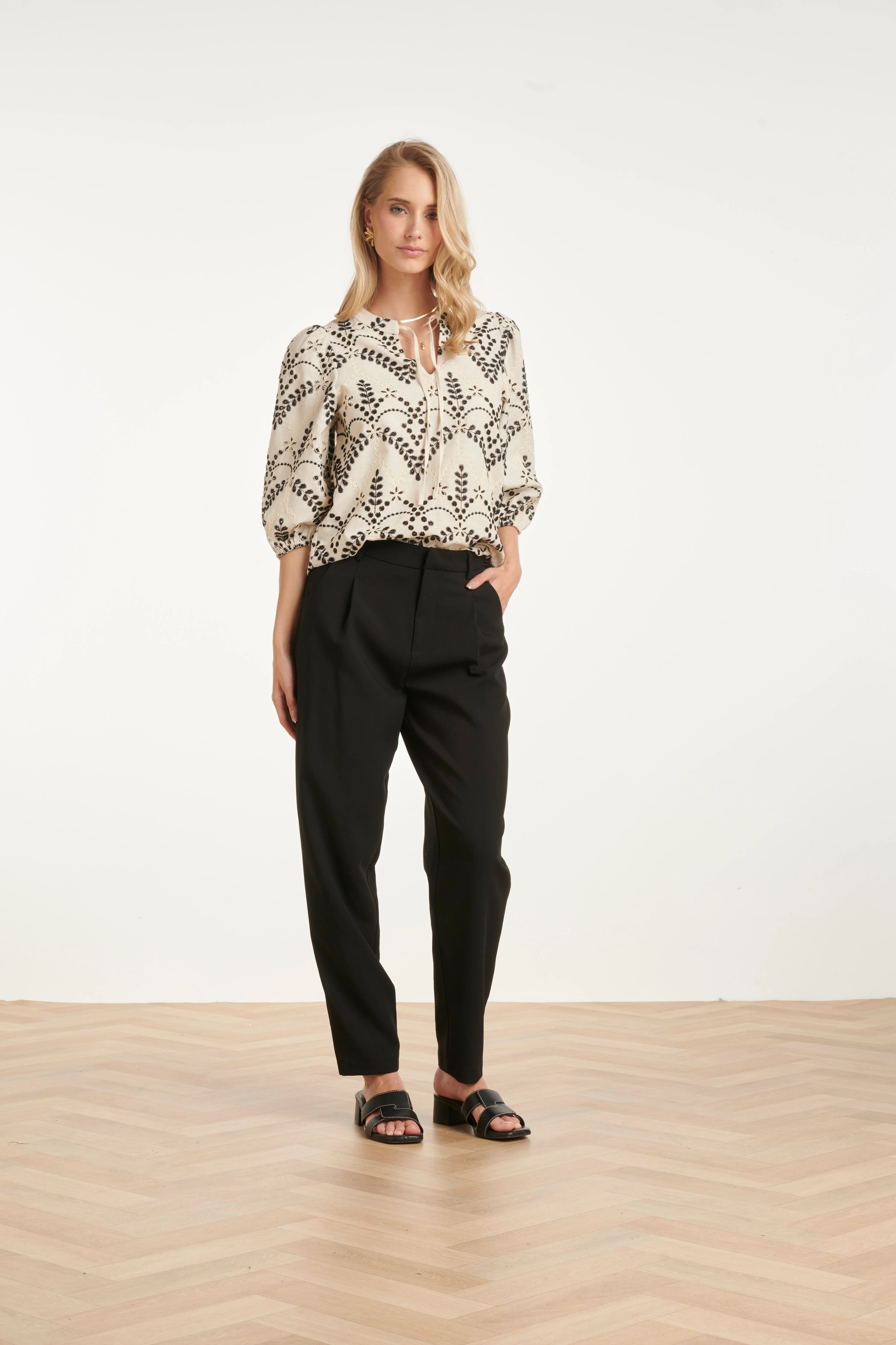 Blouse Met Gedetailleerd Borduurwerk En Ballonmouwen | Sand - Black - Image 3