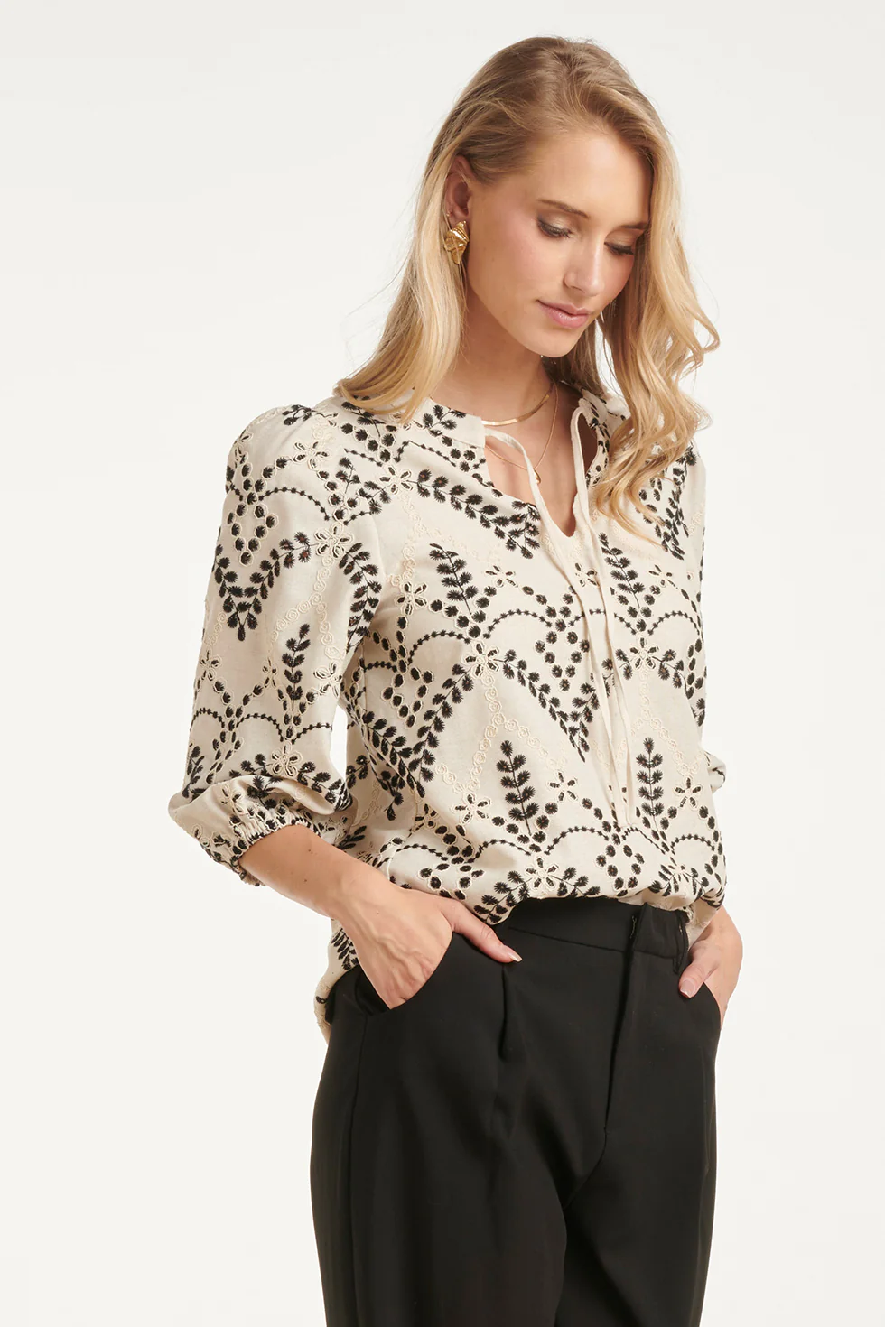 Blouse Met Gedetailleerd Borduurwerk En Ballonmouwen | Sand - Black - Image 4