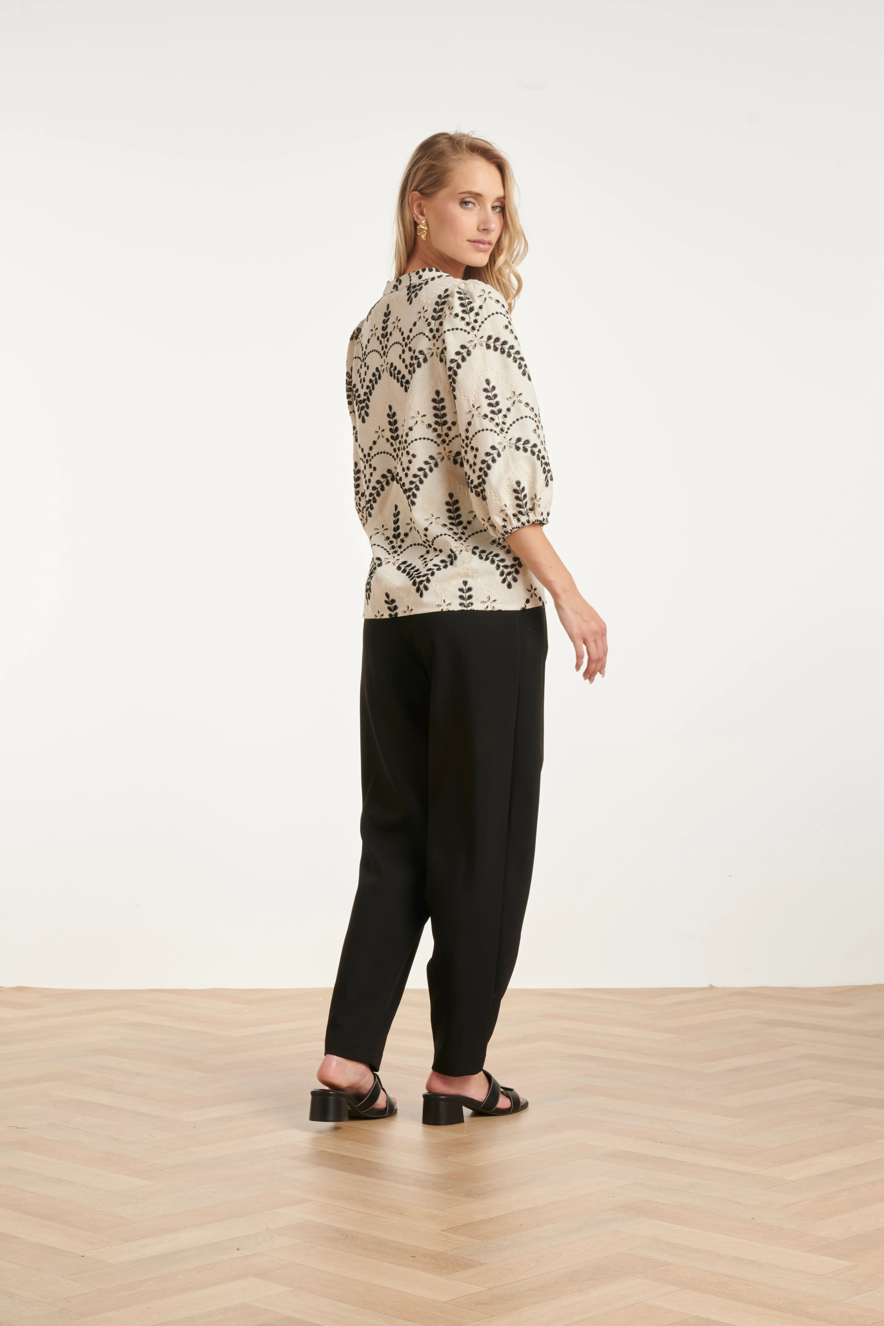 Blouse Met Gedetailleerd Borduurwerk En Ballonmouwen | Sand - Black - Image 5