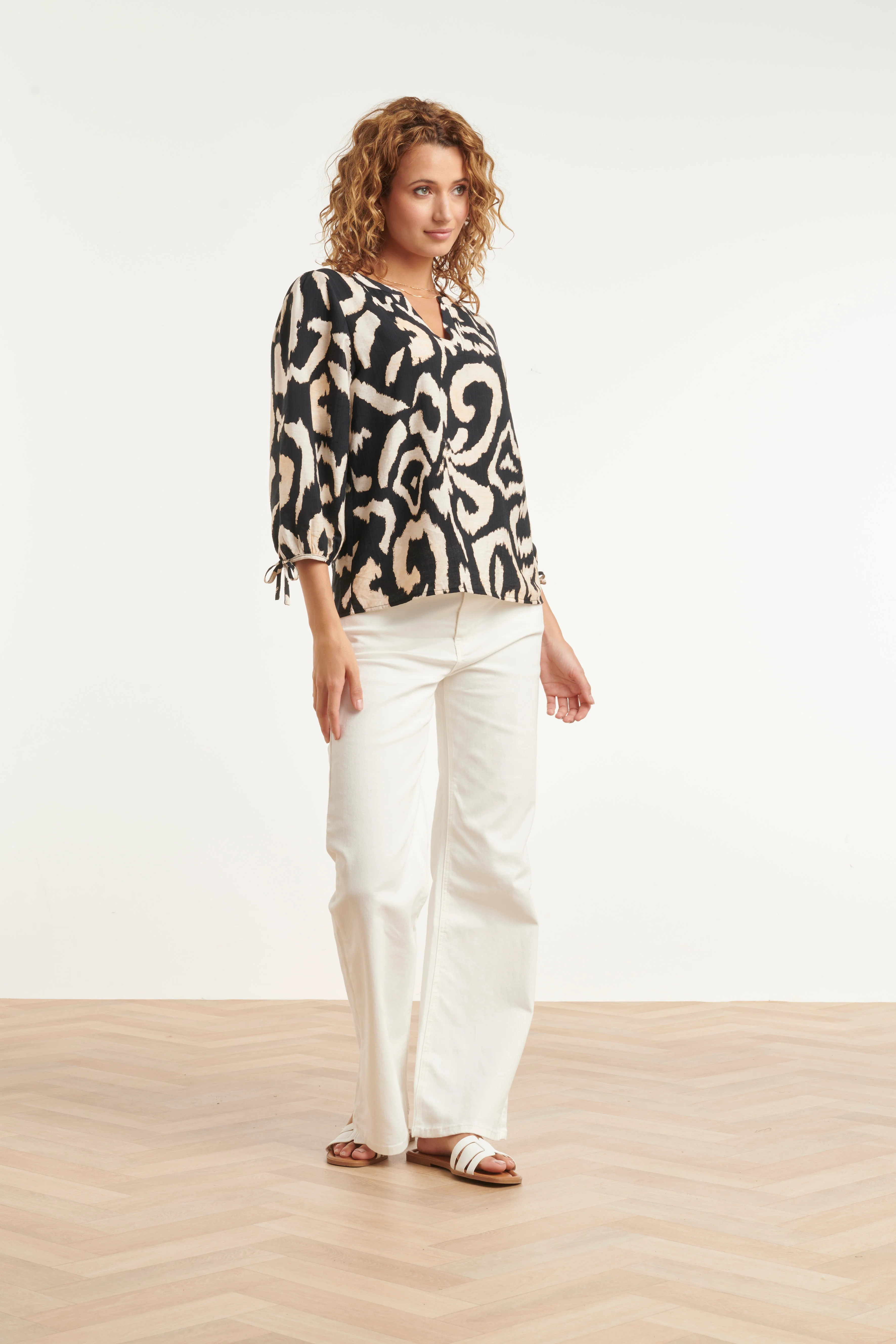 Blouse Met Zwart-Beige Abstracte Print En Strikdetails | Black White - Image 3