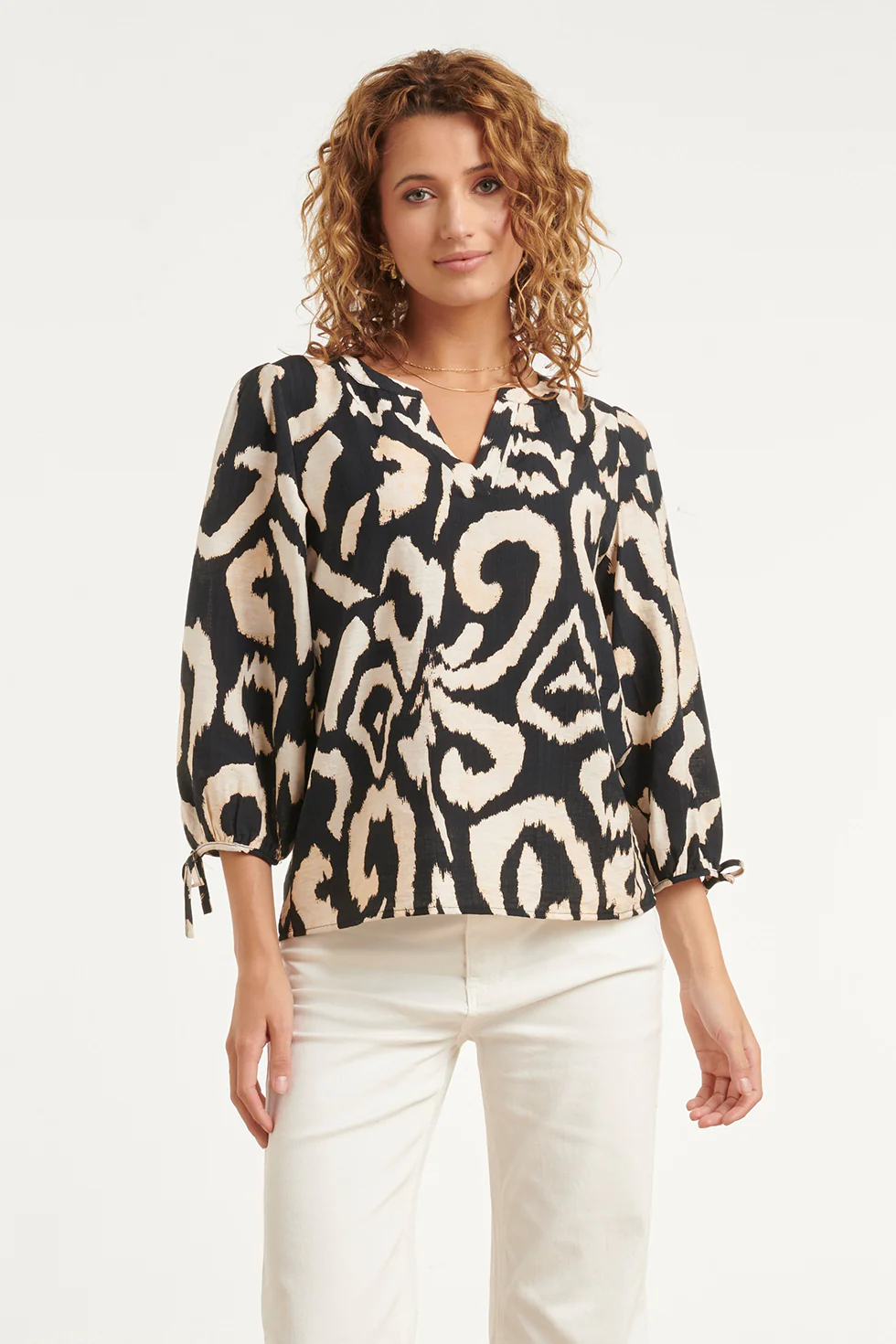 Blouse Met Zwart-Beige Abstracte Print En Strikdetails | Black White - Image 4