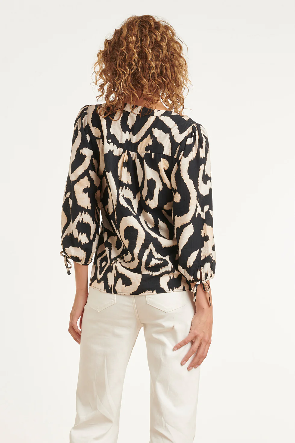Blouse Met Zwart-Beige Abstracte Print En Strikdetails | Black White - Image 6