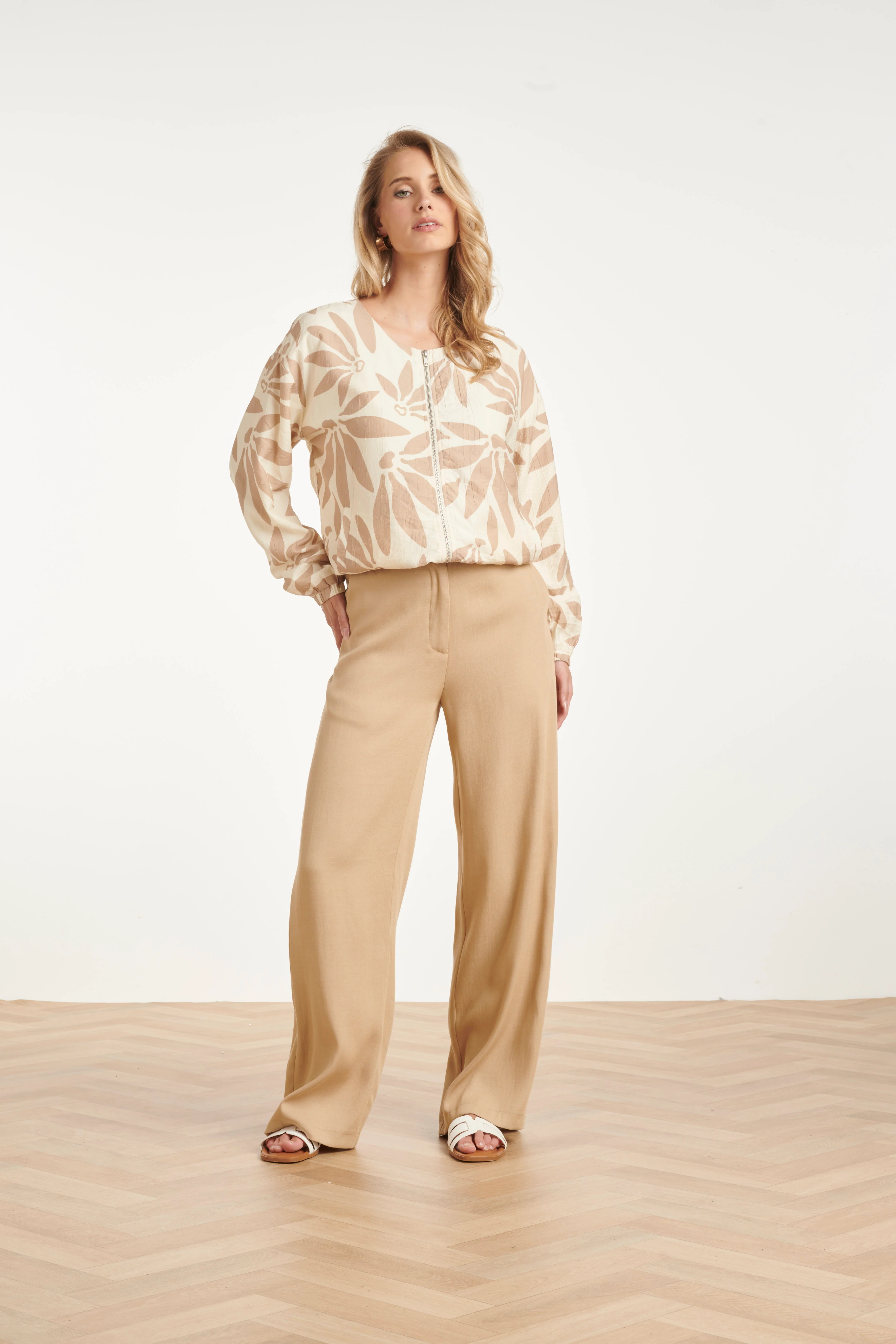 Bomberjack Met Abstracte Bloemprint - Beige/Wit | Off White - Dark Sand - Image 3