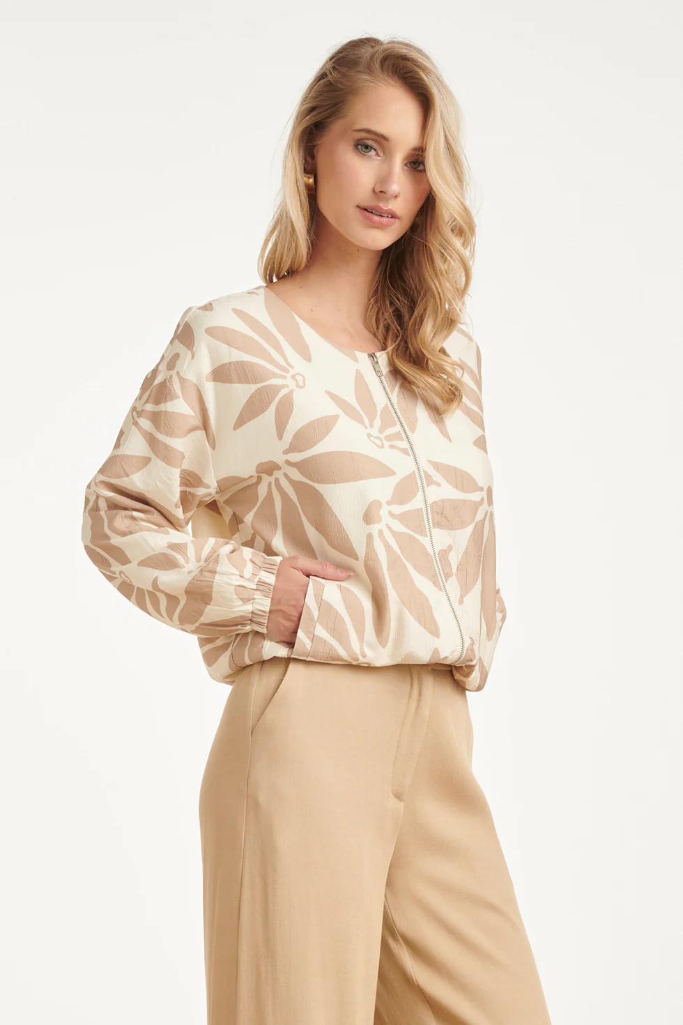 Bomberjack Met Abstracte Bloemprint - Beige/Wit | Off White - Dark Sand - Image 4