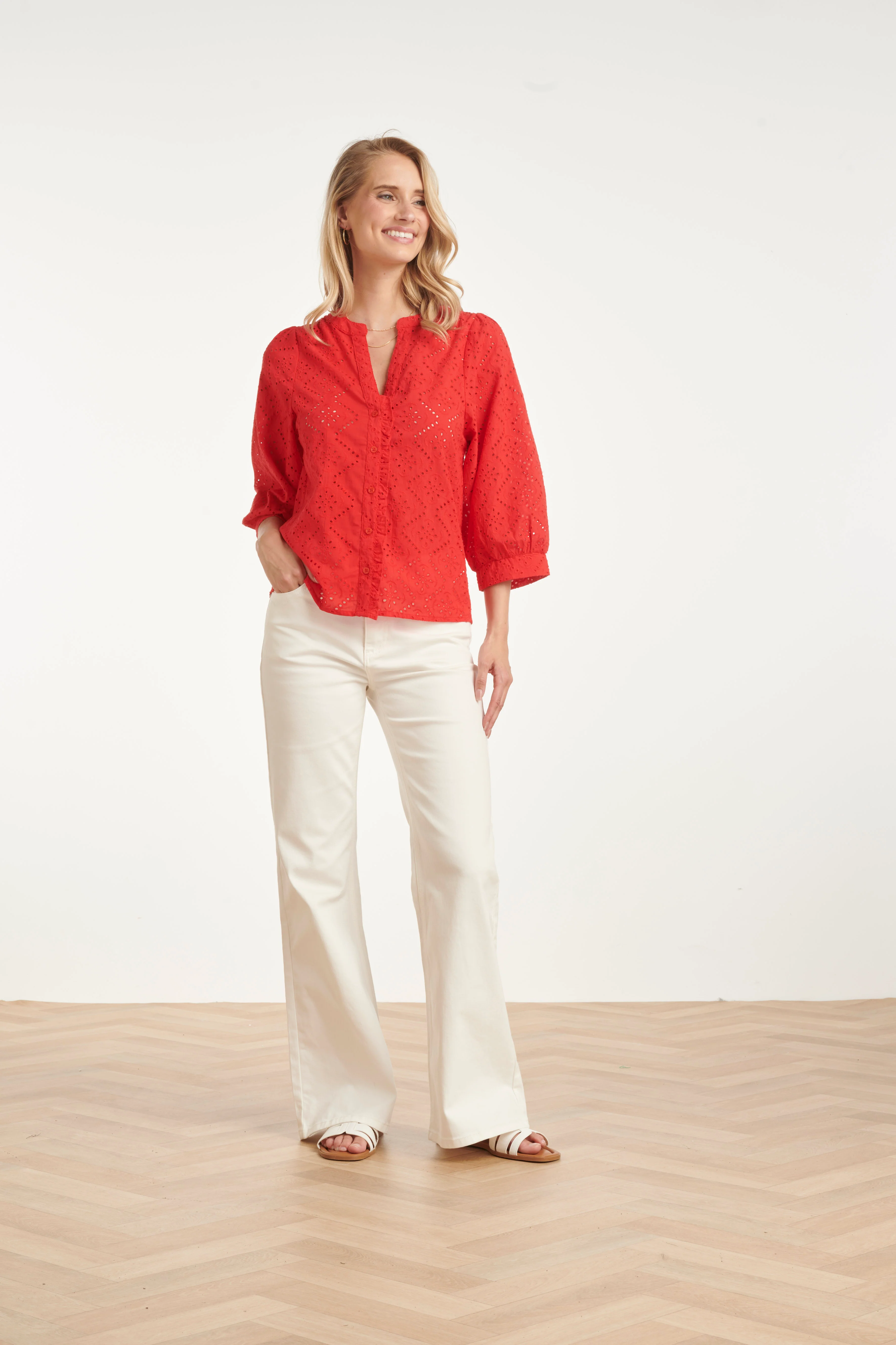 Broderie Blouse Met Knoopsluiting En Driekwart Mouwen | Red - Image 3
