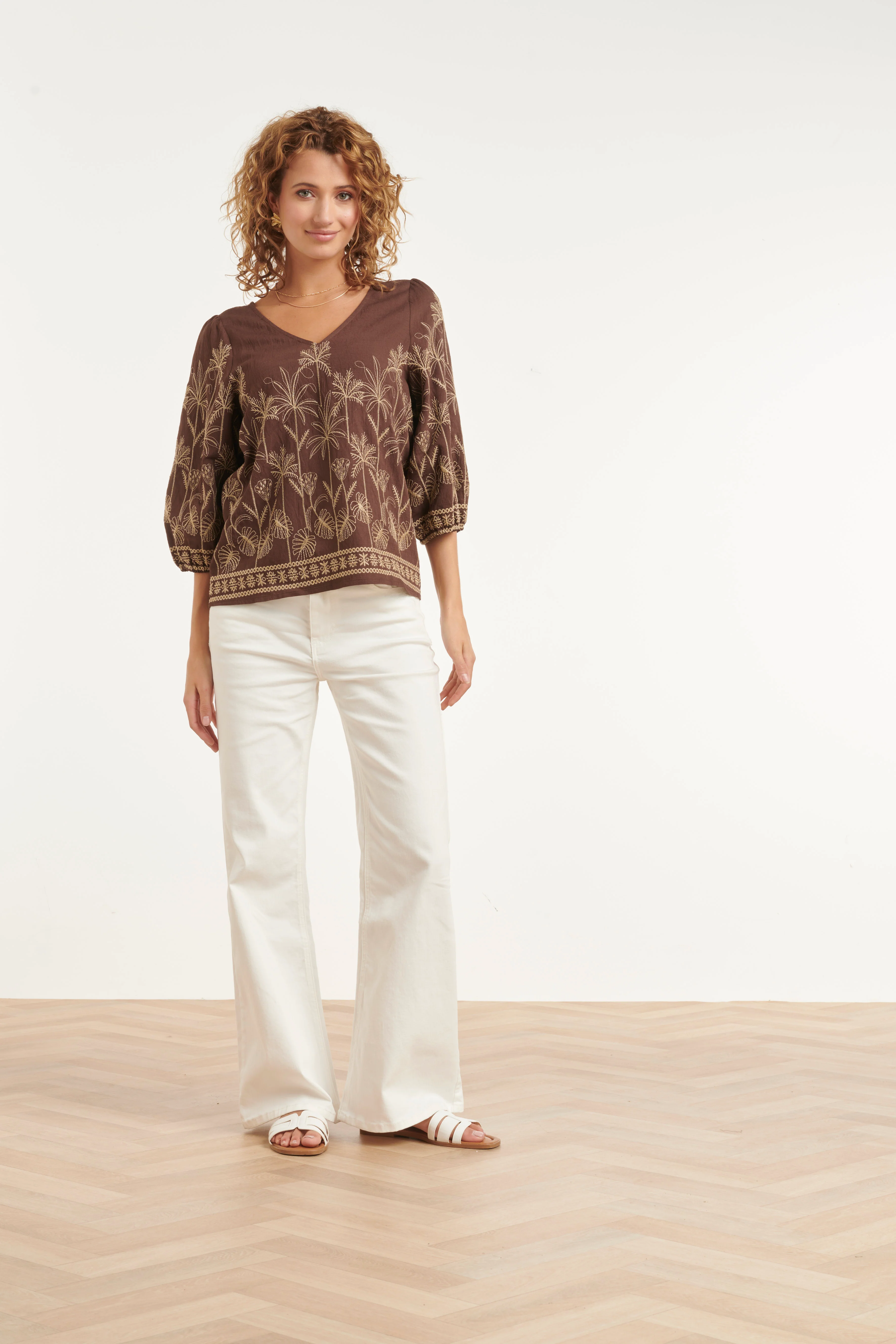 Bruine Blouse Met Goudkleurige Borduursels En V-Hals | Brown - Image 3
